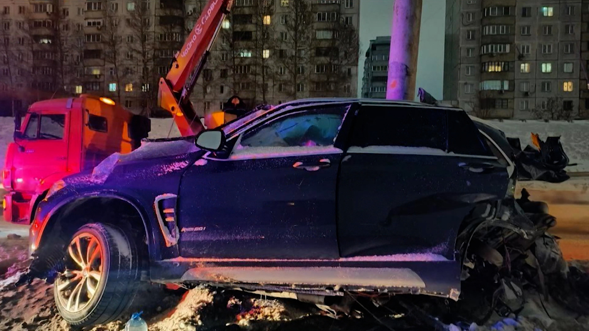 В результате ДТП в Новосибирске BMW разорвало пополам