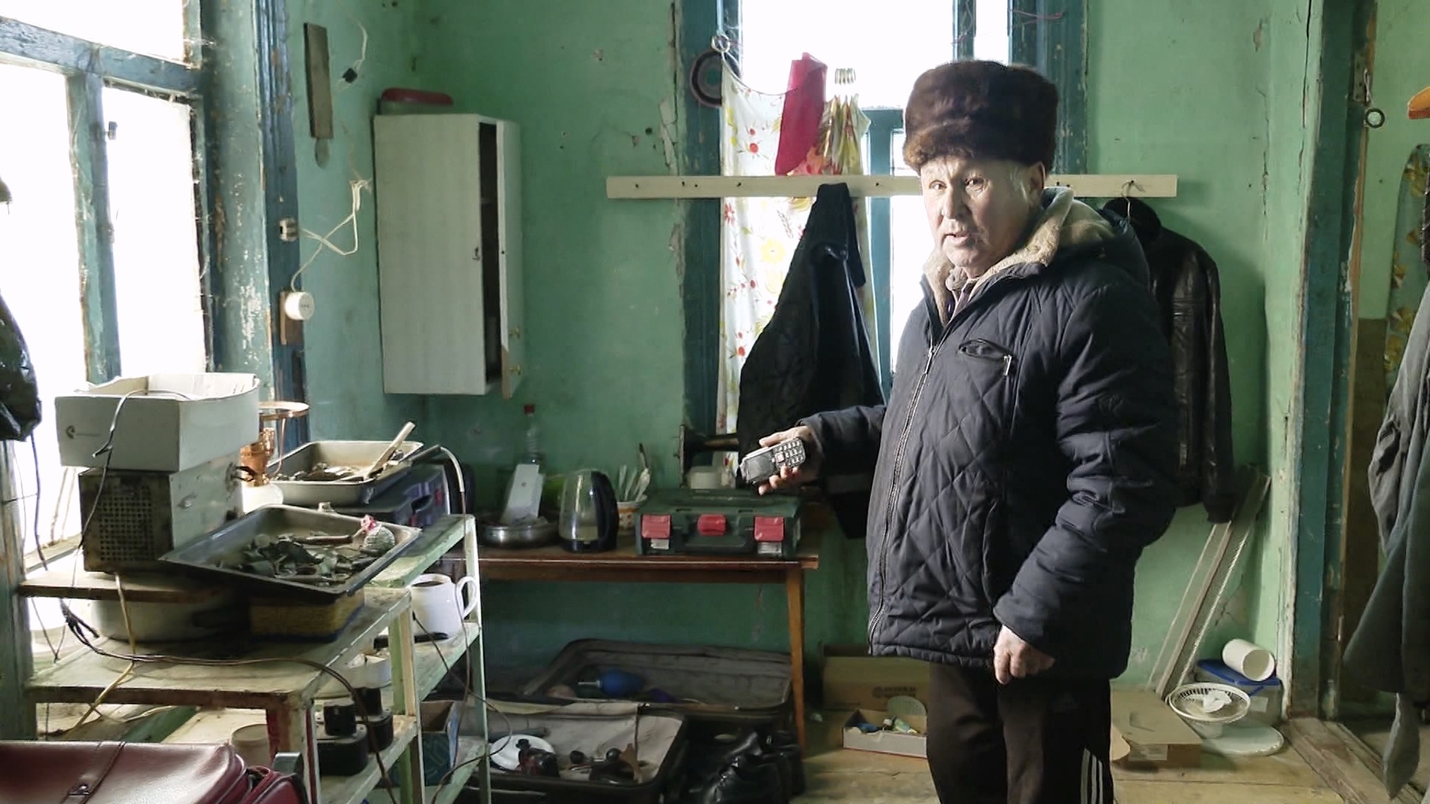 В Еткуле пенсионер три года живет в бытовке и борется за достойное жилье