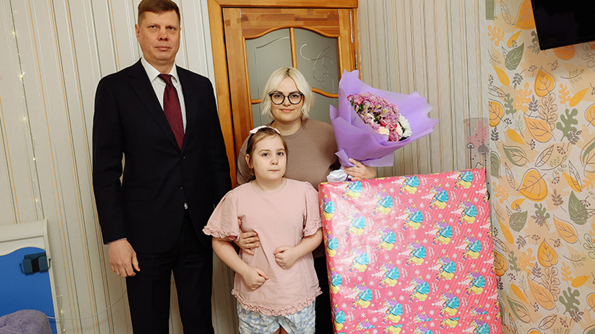 Новогодний подарок получила юная амурчанка от губернатора Василия Орлова 