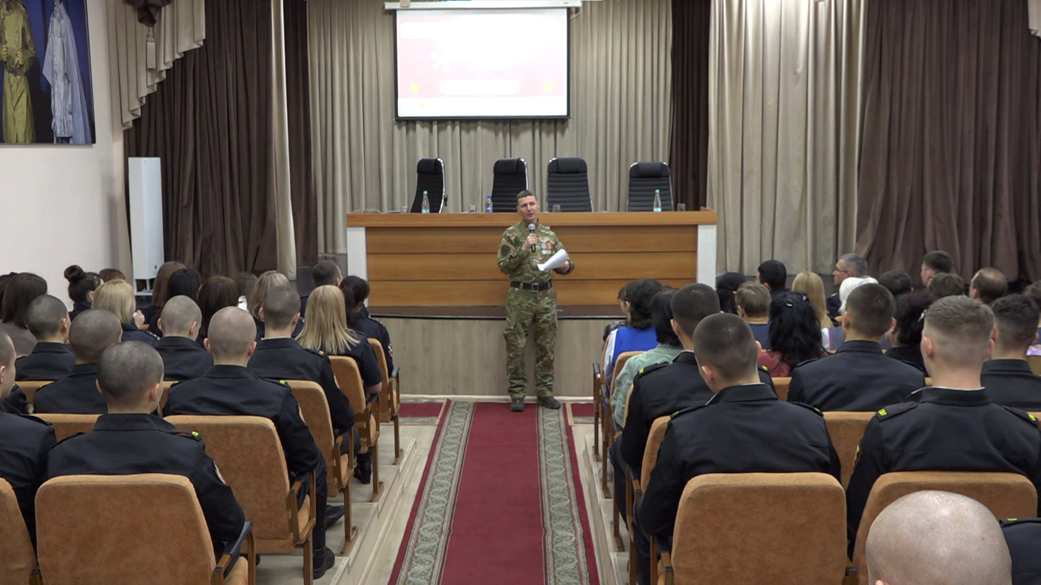 Боец СВО и писатель Дмитрий Филиппов побывал в Читинском суворовском училище с творческой встречей