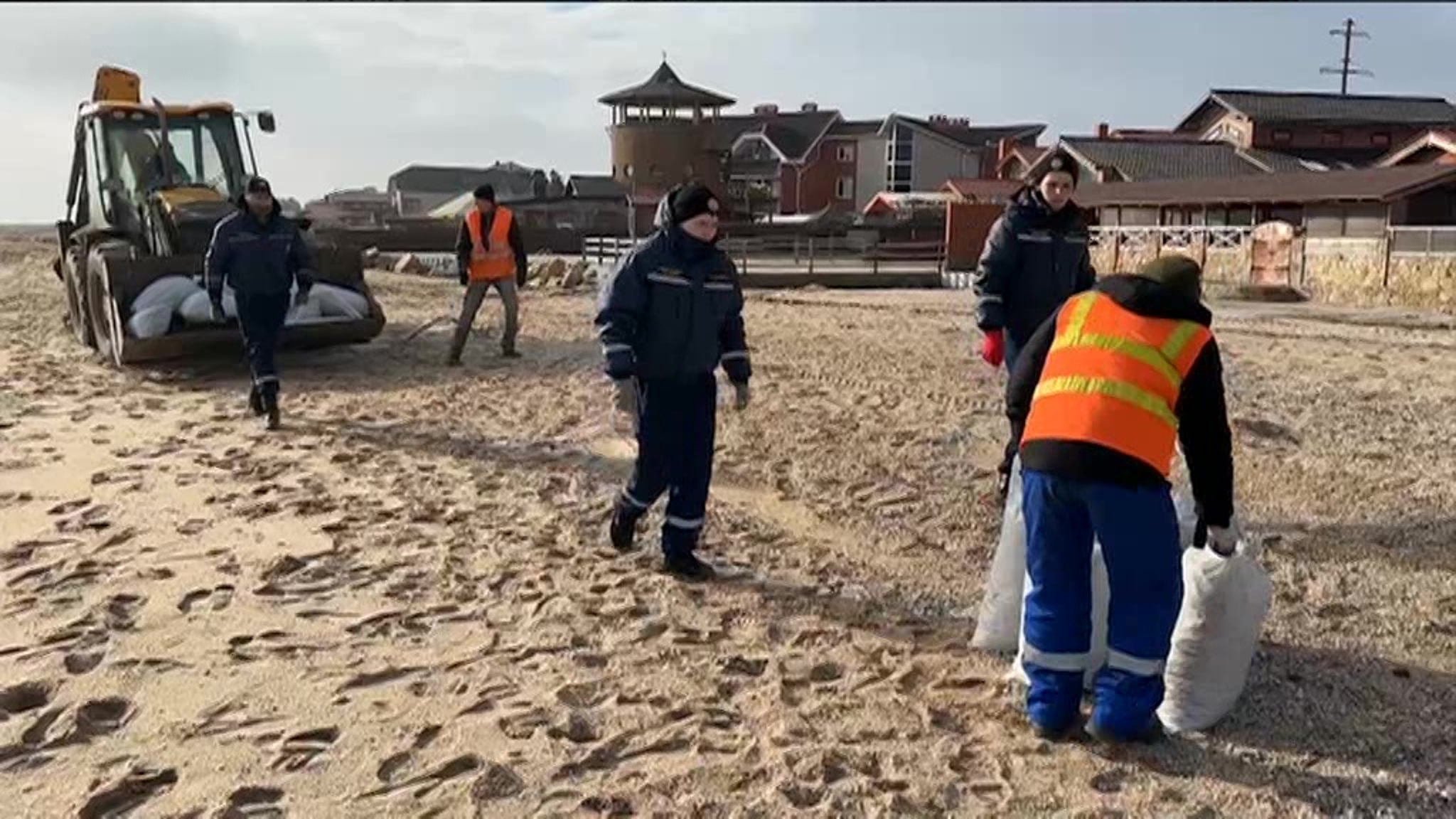В Запорожской области очистили побережье от выбросов мазута