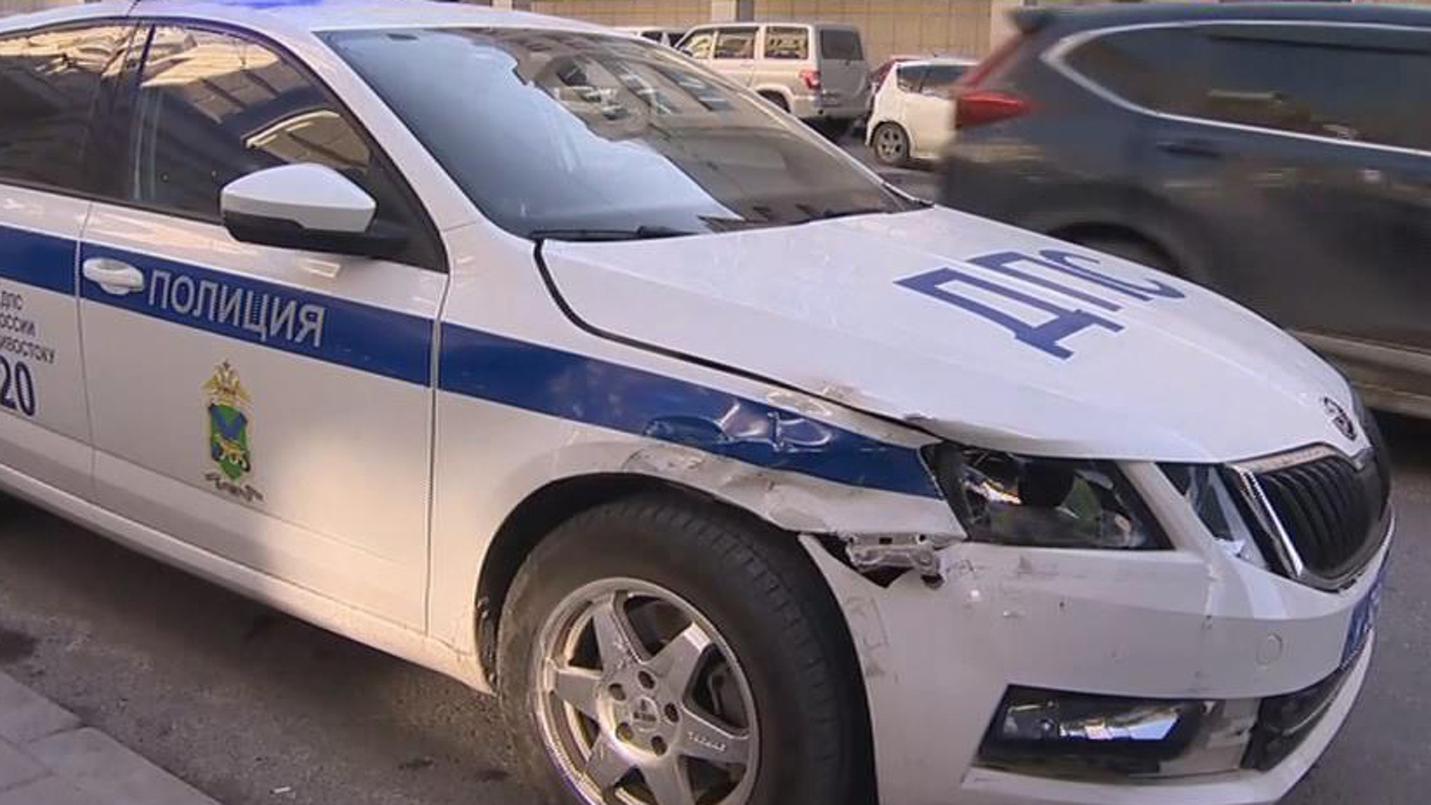 Трезвый угонщик врезался в двери храма на машине