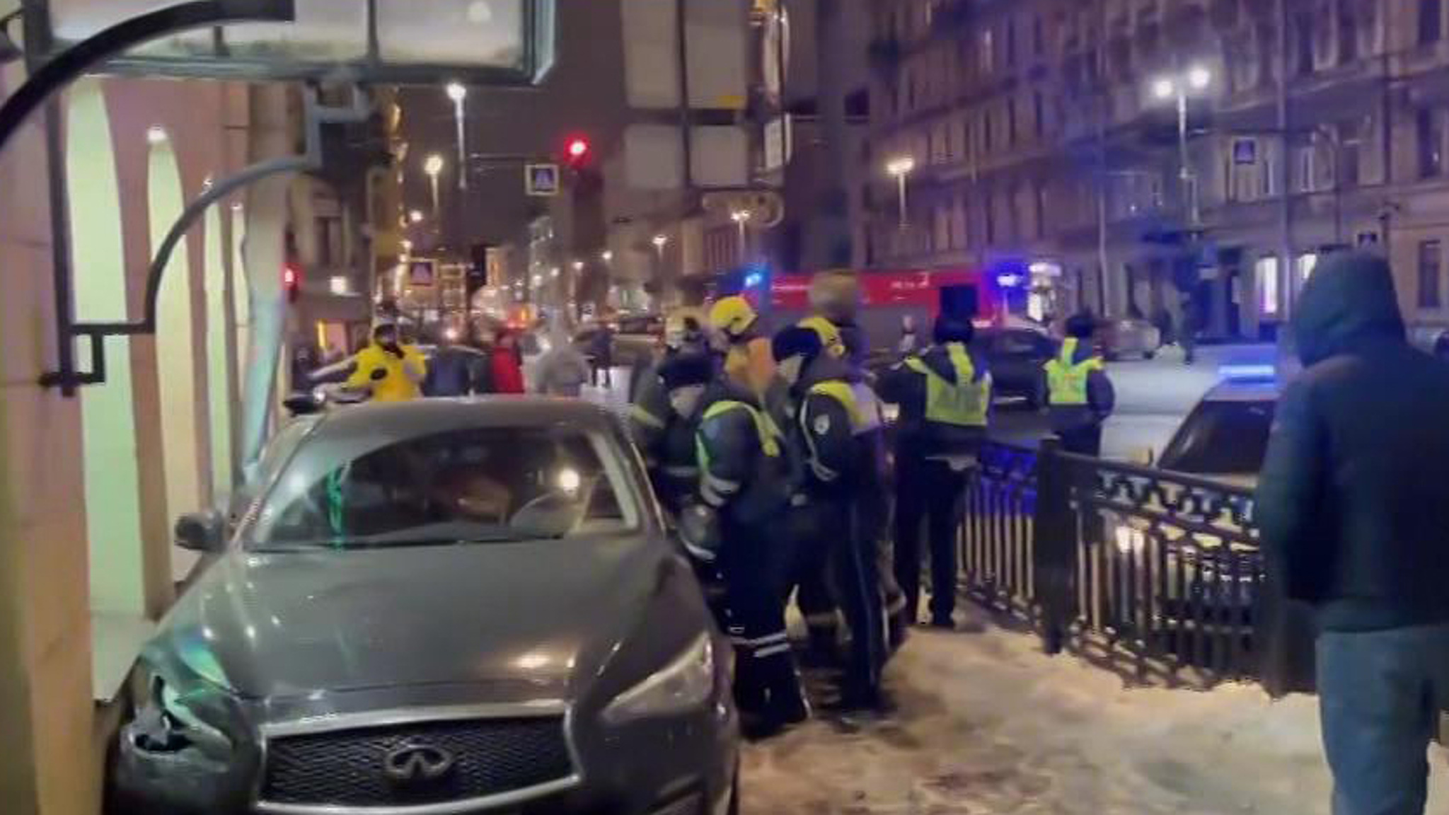 Иномарка выехала на тротуар в Петербурге