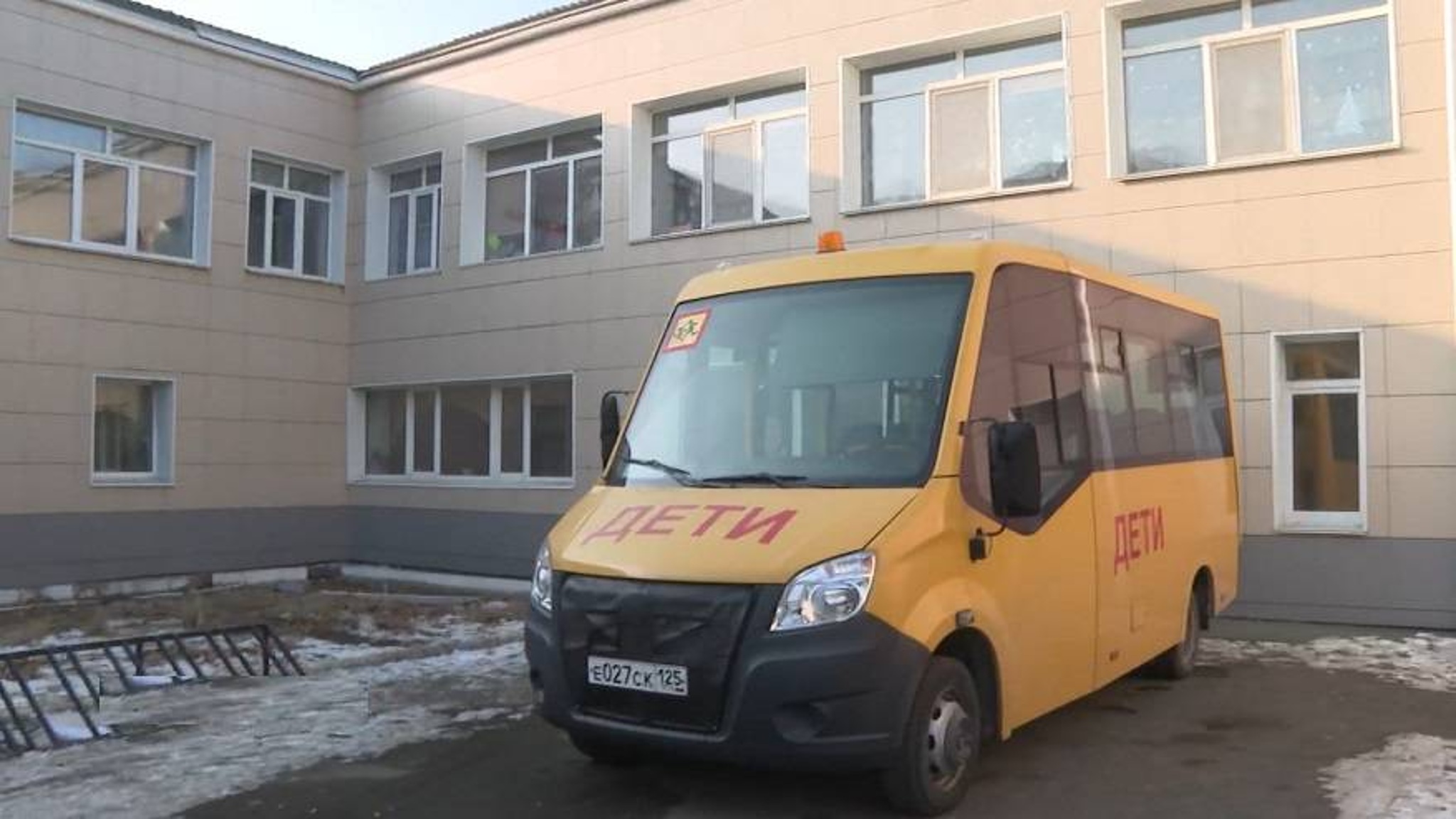 "Трещина в потолке": учеников школы в Приморье перевели на дистанционное обучение