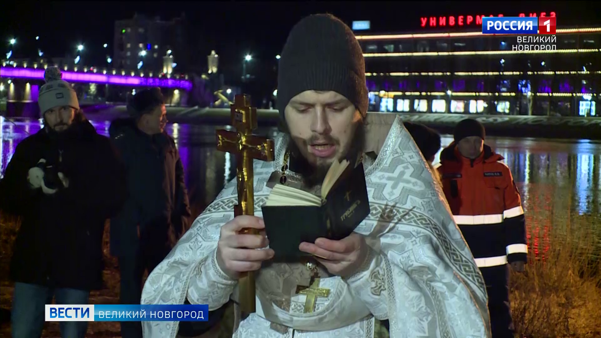 На Крещение новгородцы окунулись в холодную освященную воду Волхова