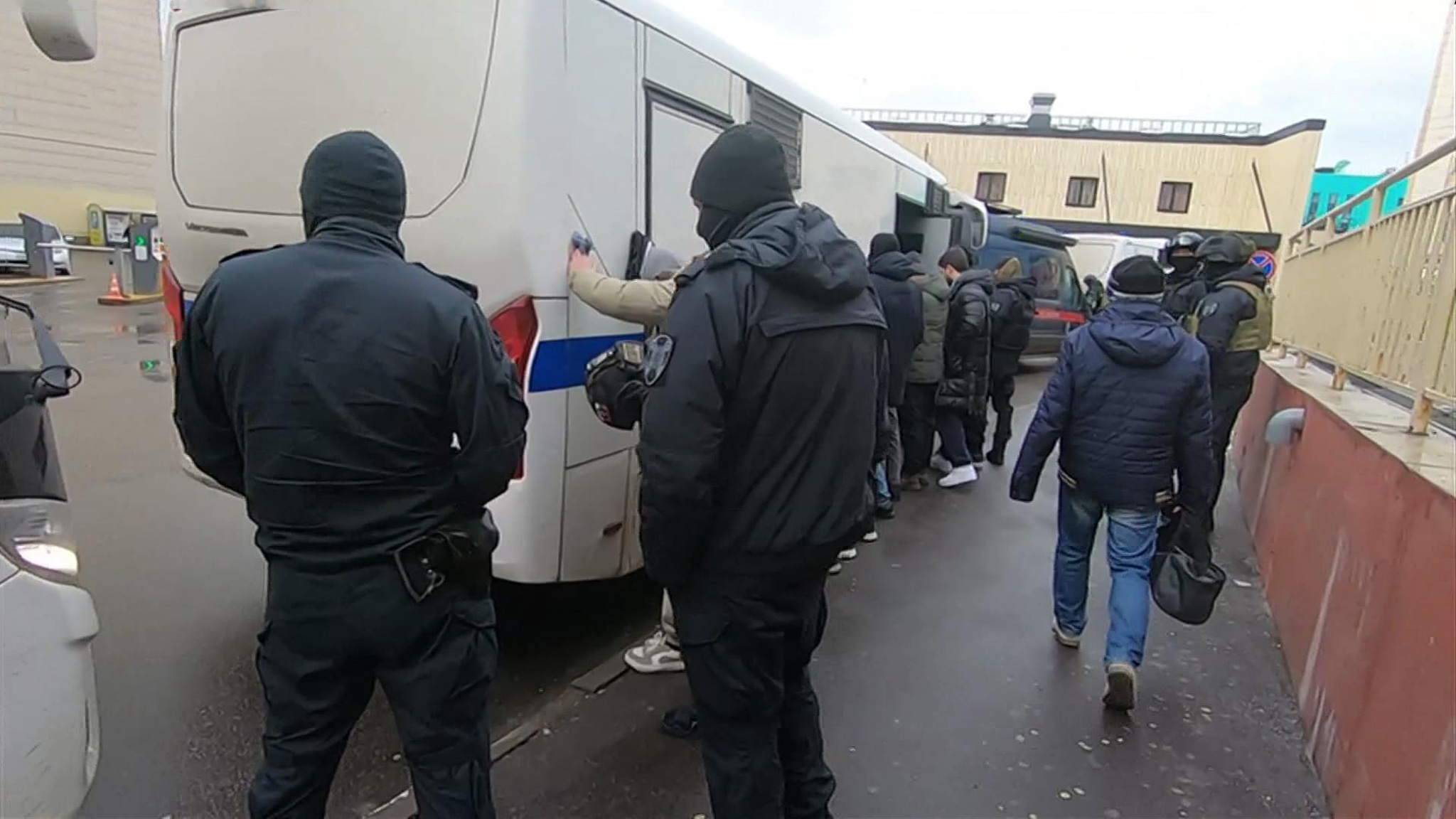 Визит силовиков на московский рынок начался с погони