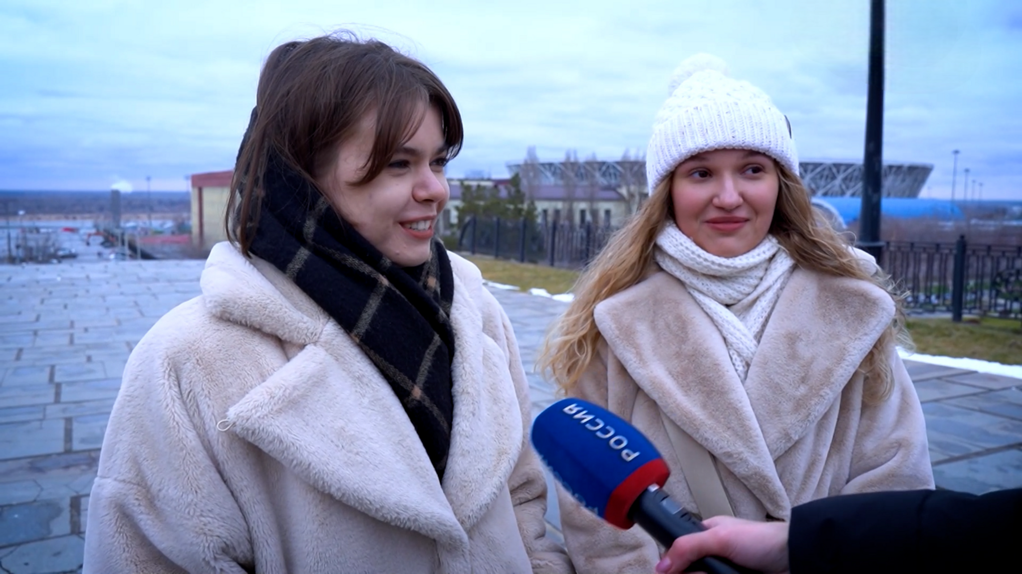 Волгоградцы рассказали, готовы ли они обняться с первым встречным в День объятий
