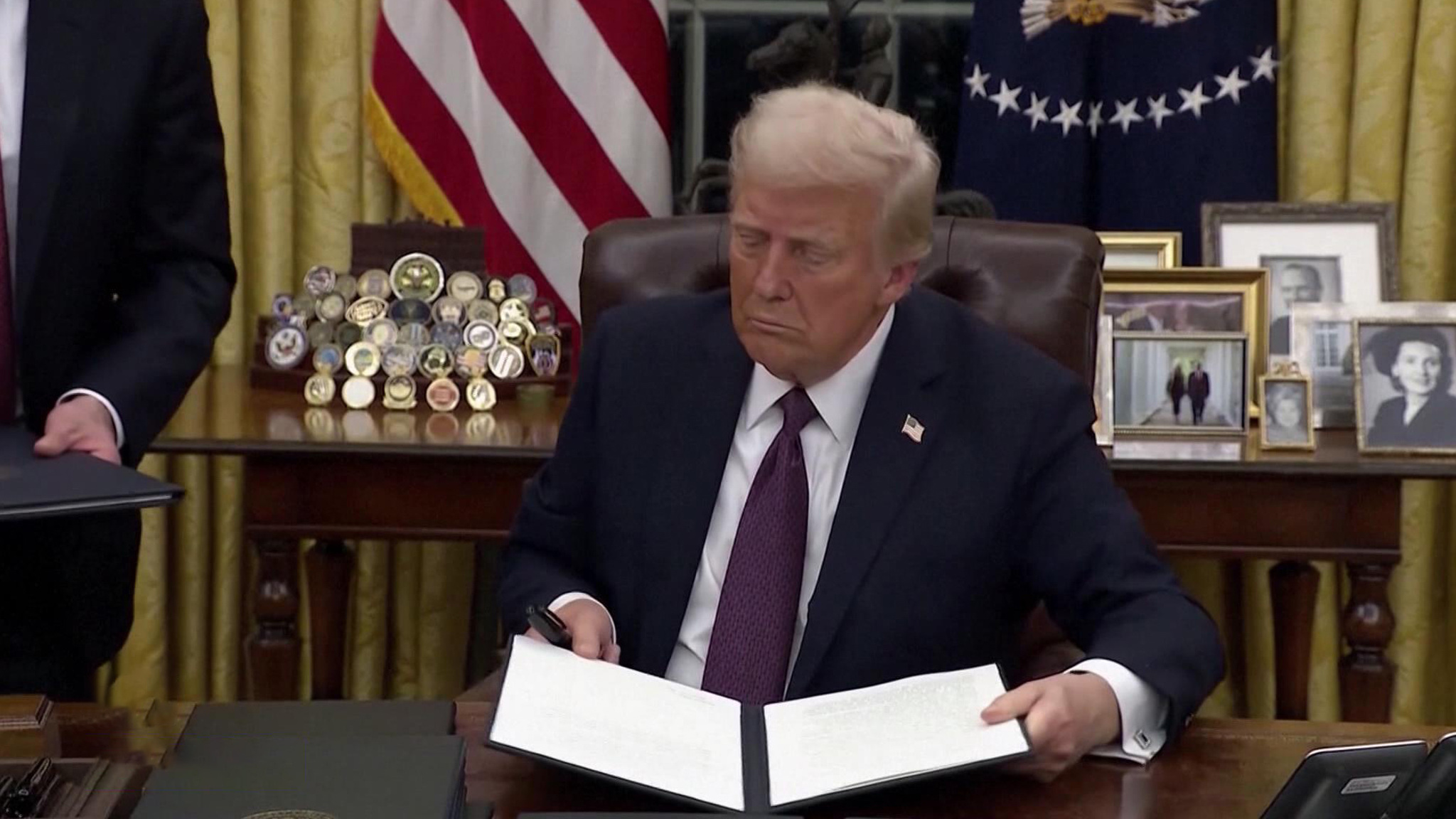Трамп торопится побить все рекорды по подписанным указам