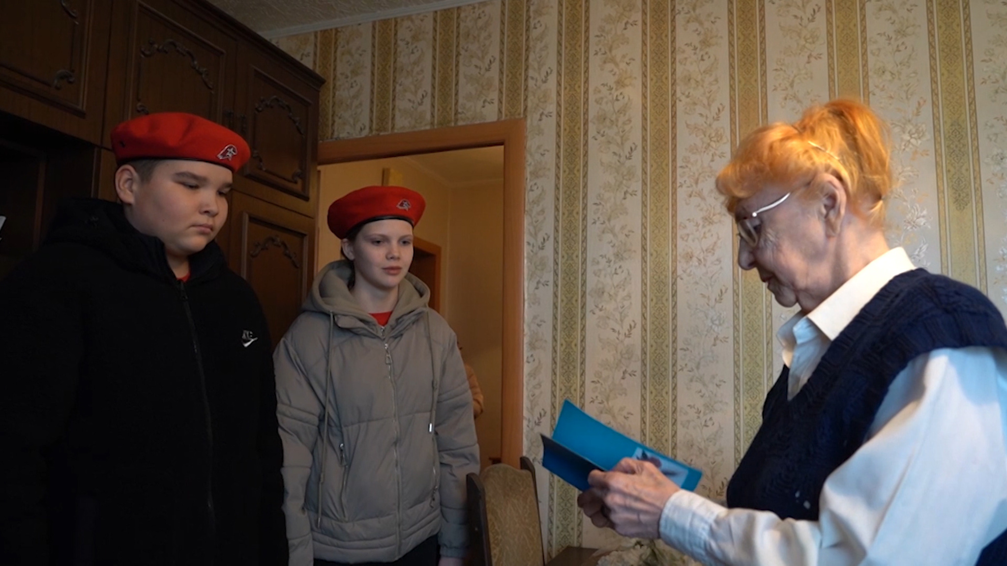 Волгоградская молодежь поздравляет детей войны с наступающей годовщиной Сталинградской Победы