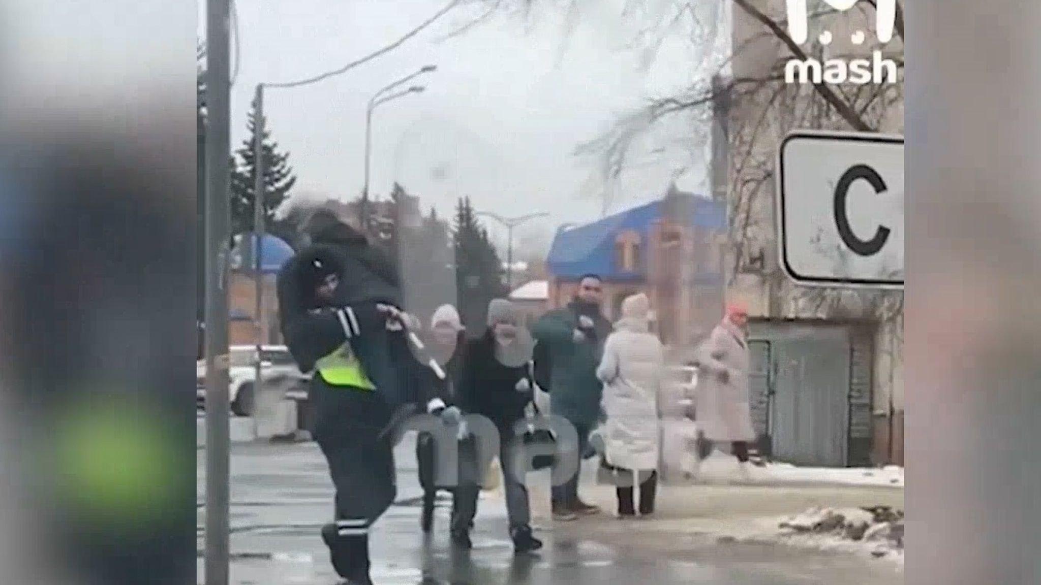 Сотрудник ГАИ на руках пронес травмированного мужчину в Йошкар-Оле