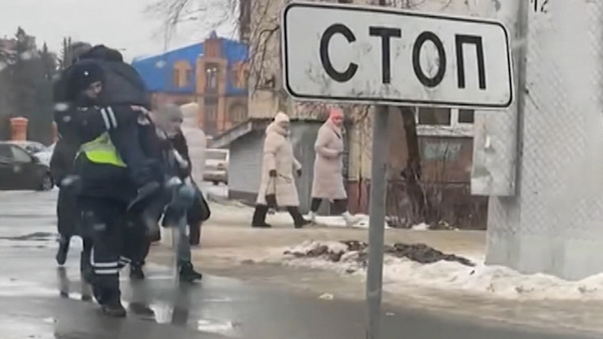 Сотрудник ГАИ с руками подошел к решению проблемы. Видео