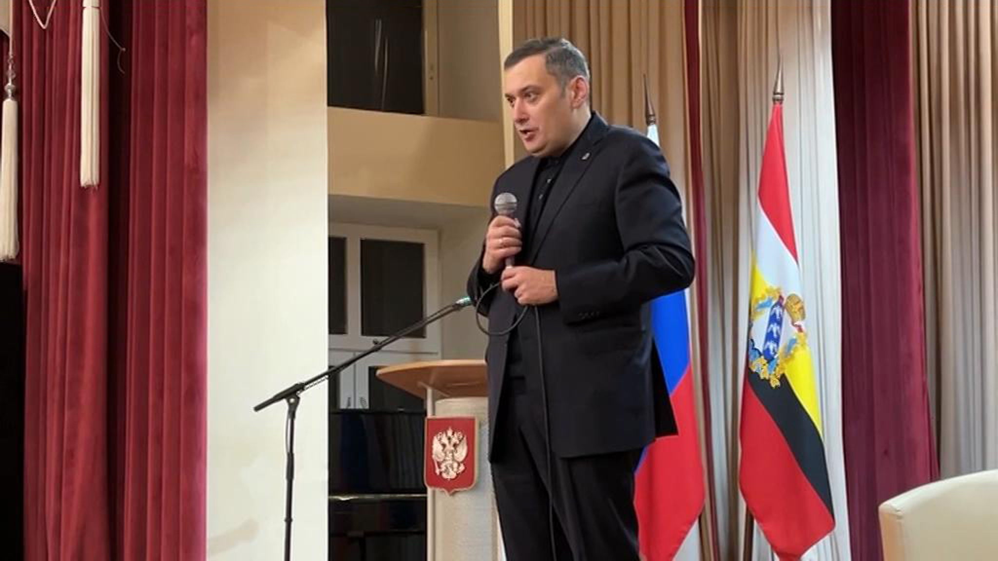 Хинштейн попросил экс-главу ГУВД Москвы поселить курских беженцев в его отеле