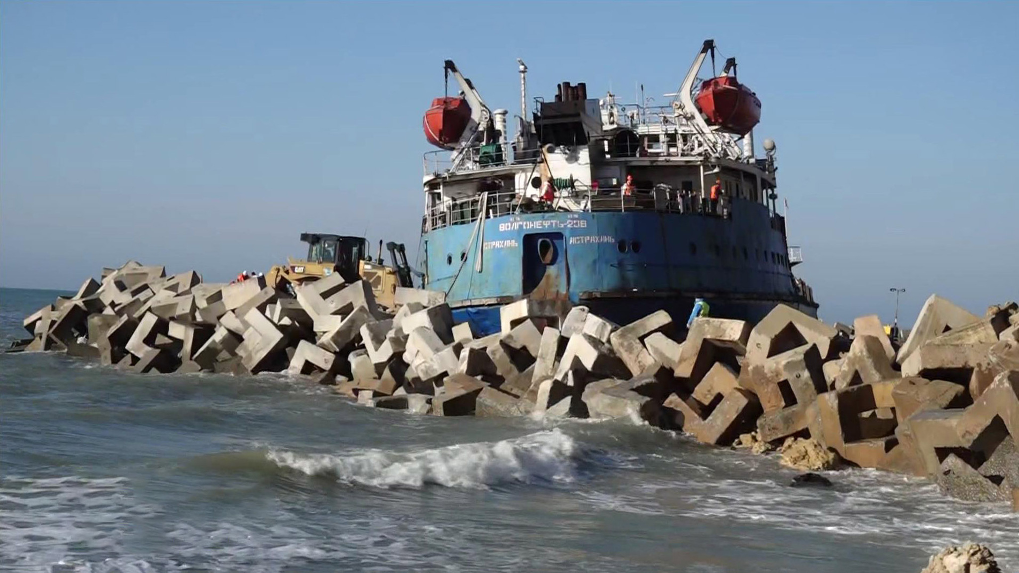 К борьбе с мазутом в Черном море подключили подводный дрон и безэкипажный катер