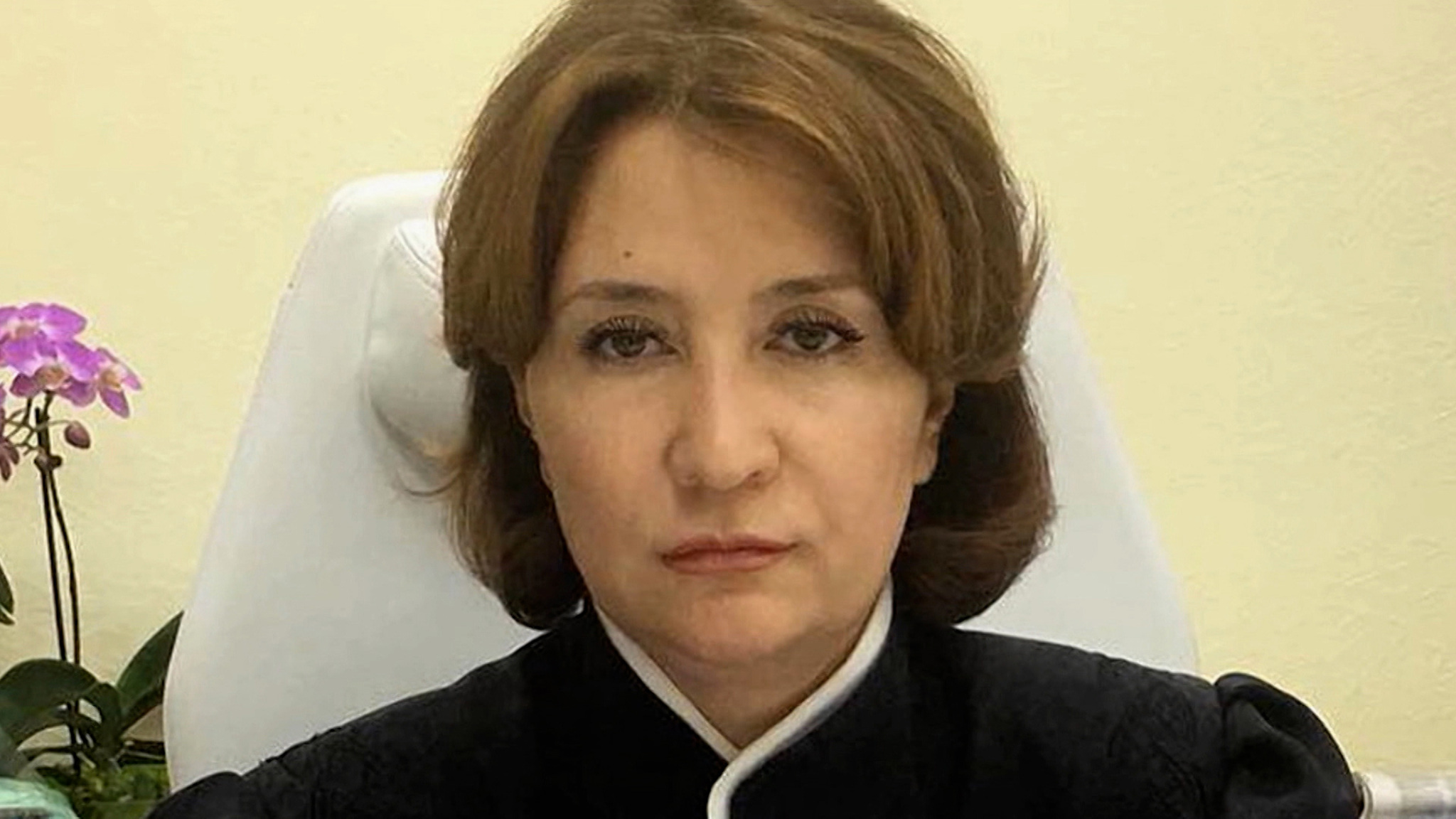 В Баку сняли с рейса "золотую судью" Хахалеву