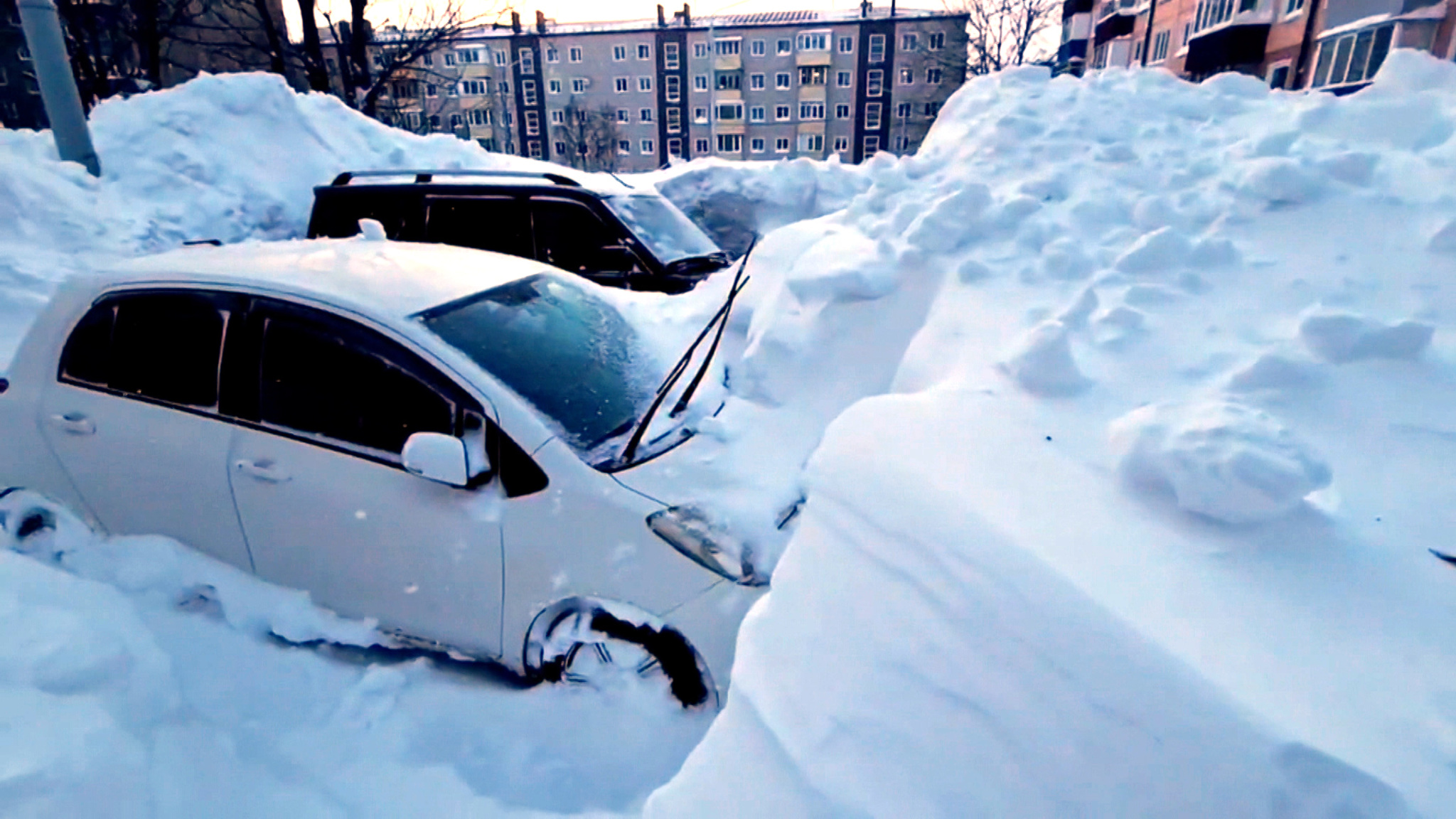 На Сахалине снежные горы выдавливают стекла и врываются в квартиры