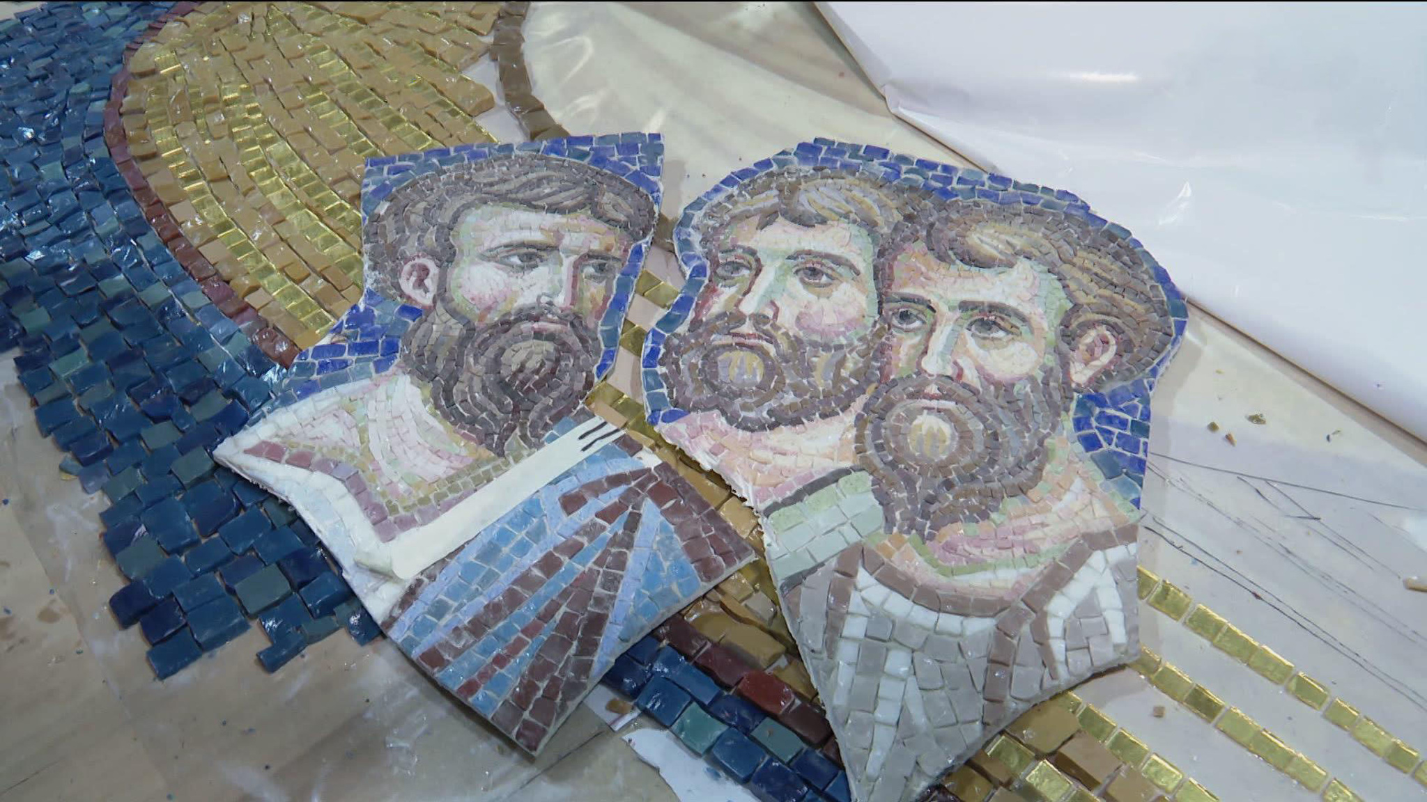 Стены Троицкой церкви в Нижнем Новгороде украшают мозаичными иконами