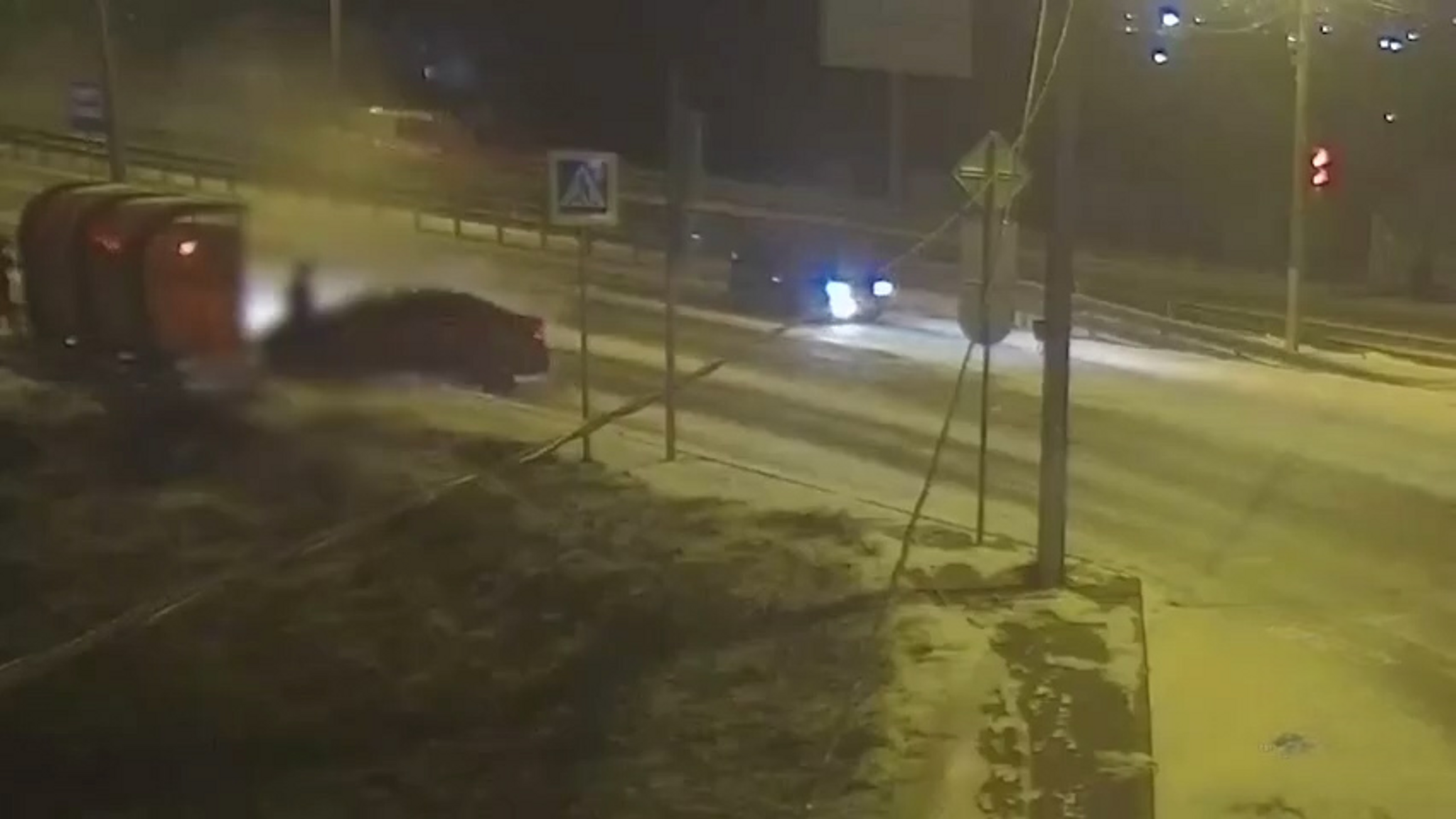 В Волгограде водитель иномарки врезался в заграждение и сбил стоявшего на остановке мужчину