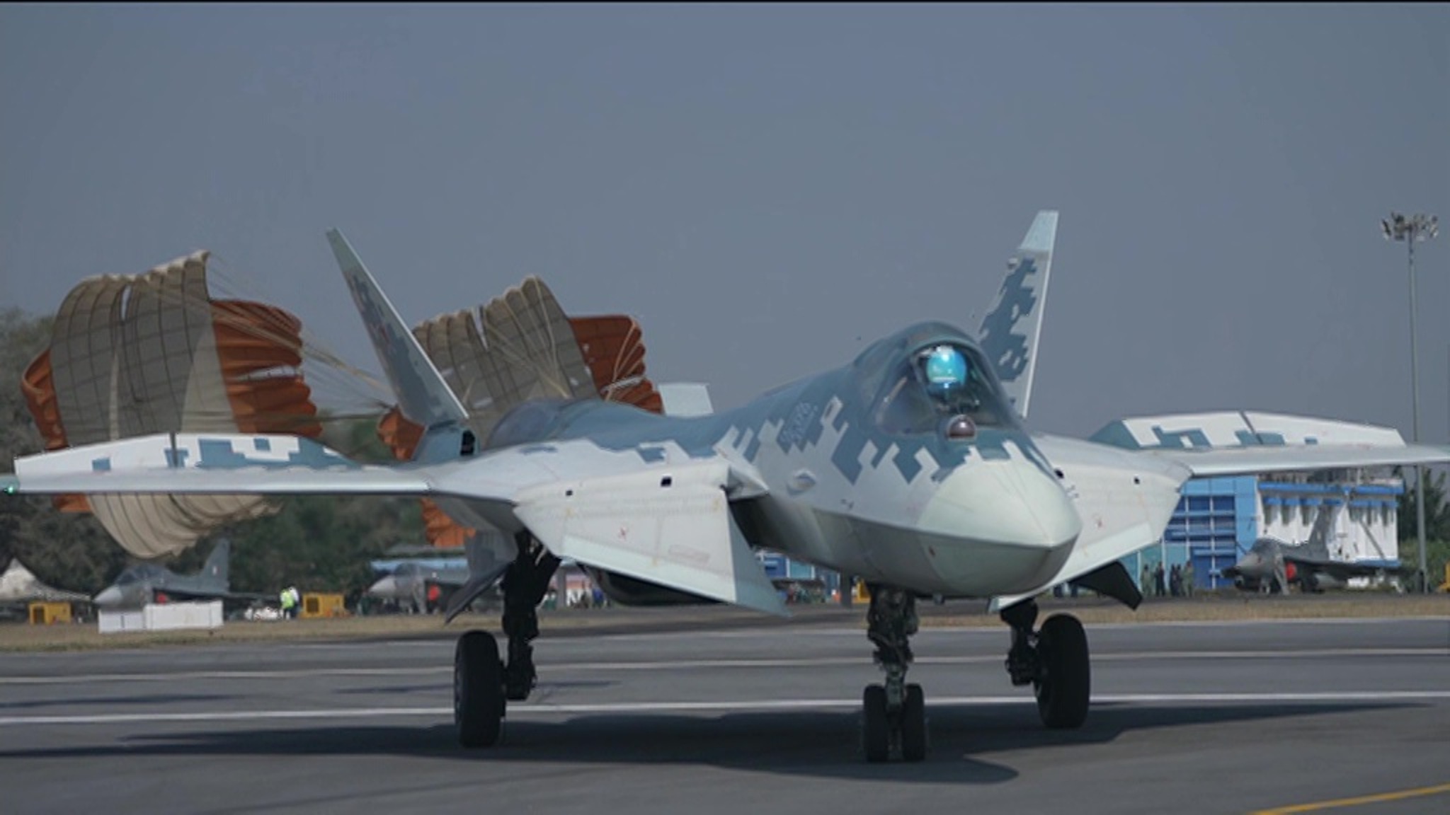 Истребитель Су-57 впечатлил участников выставки "Аэро Индия"
