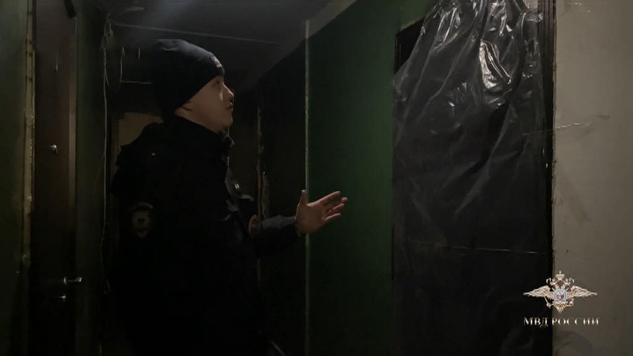 Колокольцев наградил полицейских, спасших мужчину из горящей квартиры в Череповце