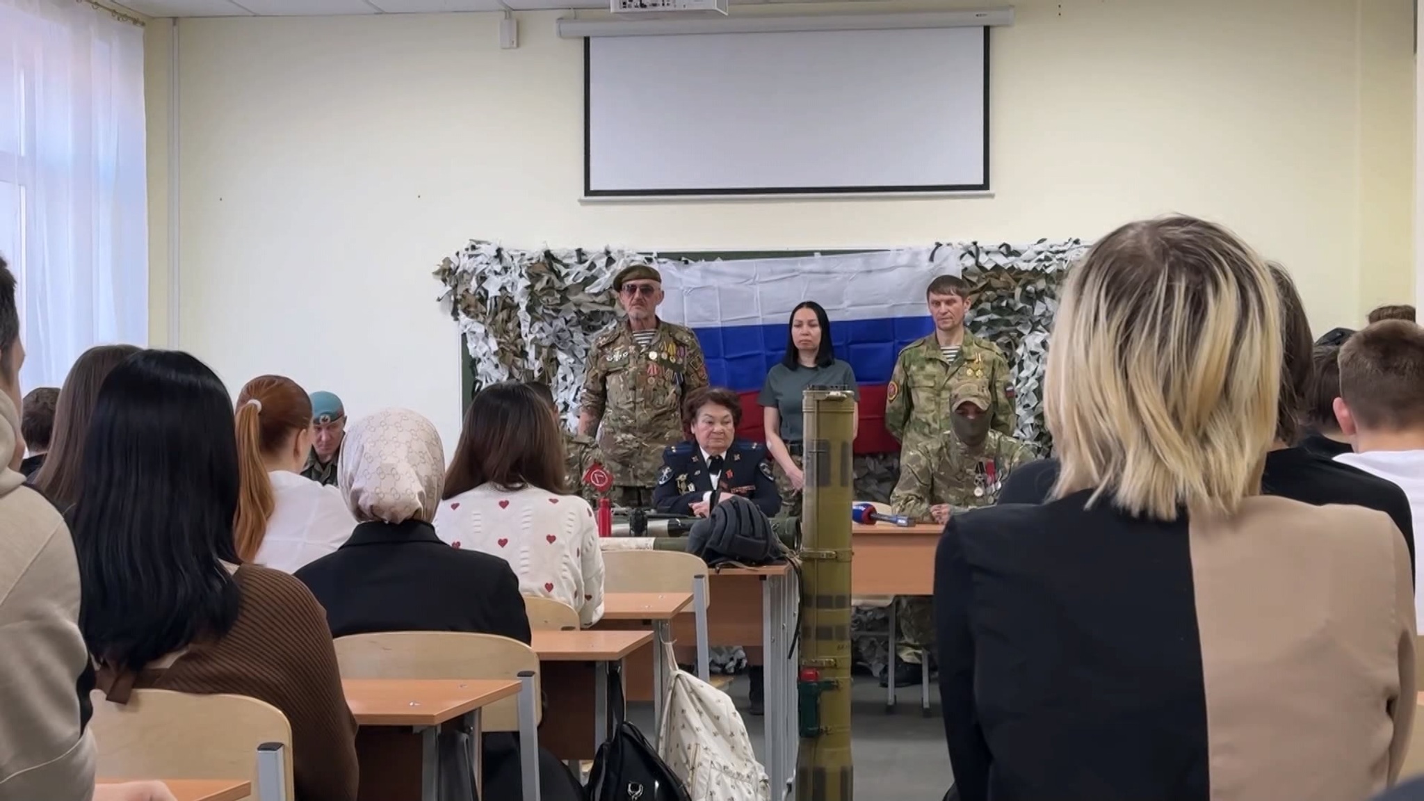 Студентам Челябинска показали трофейное оружие и рассказали о подвигах в зоне СВО