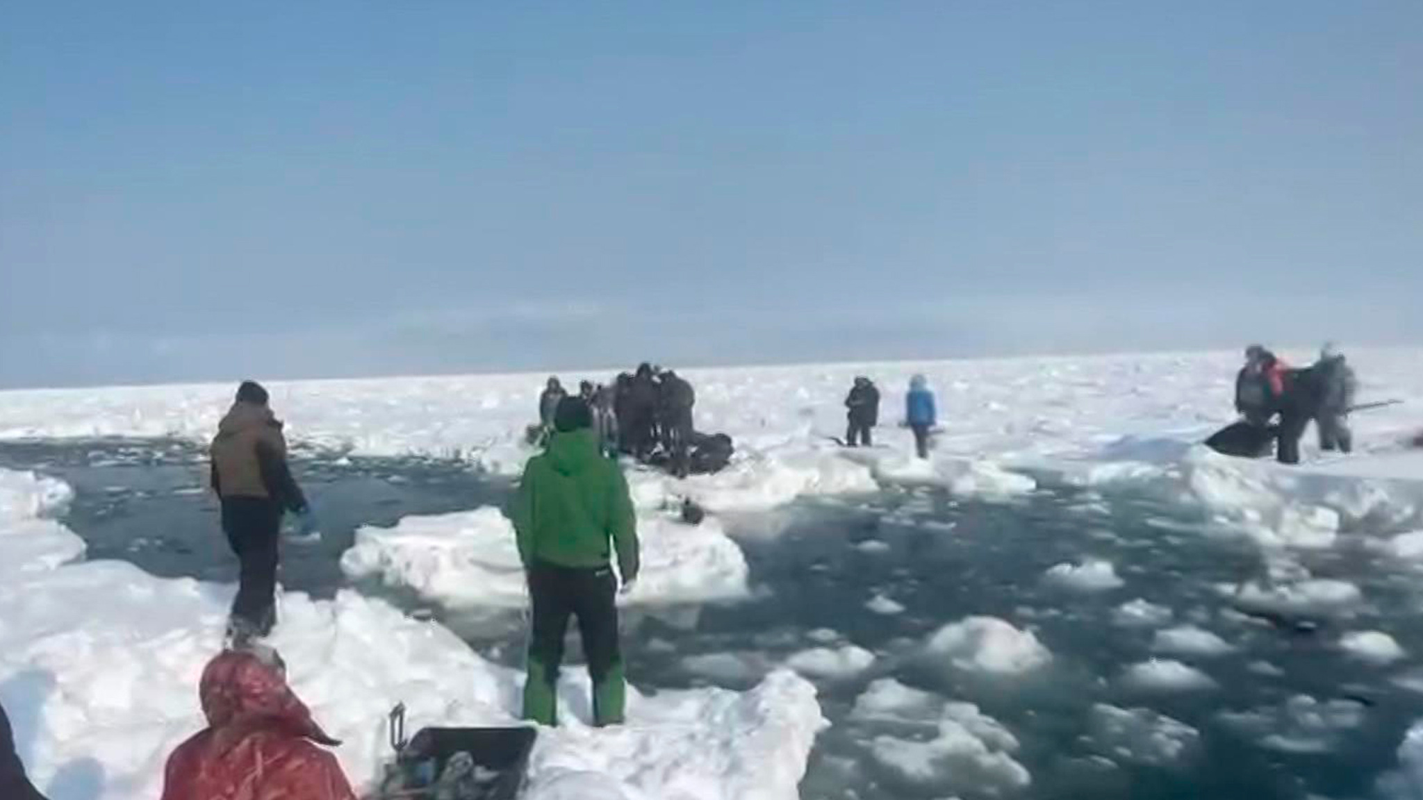 На Сахалине спасли сотни рыбаков, которых унесло в Охотское море