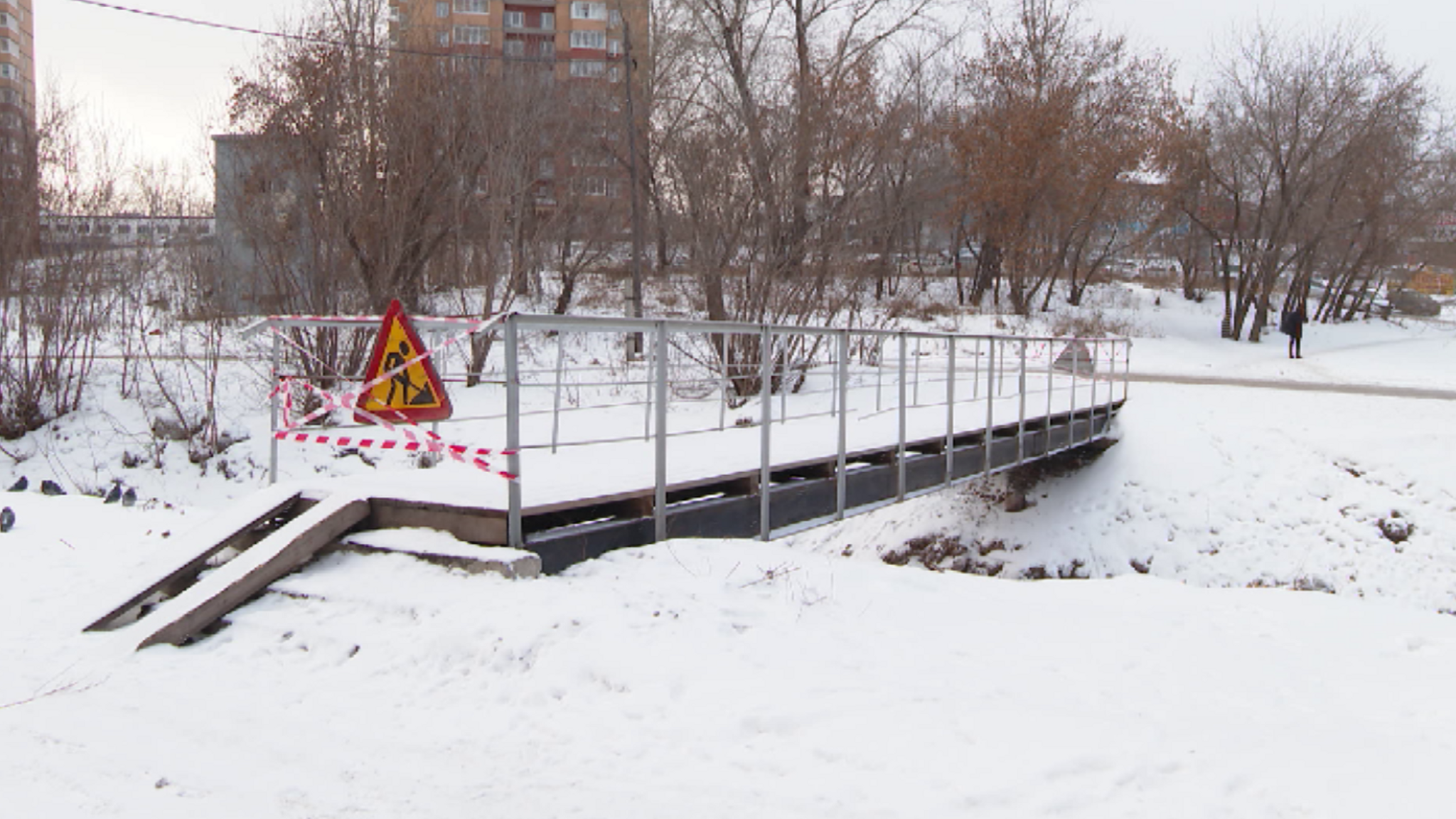 Пешеходный мост на улице Калинина в Красноярске закрыли на ремонт