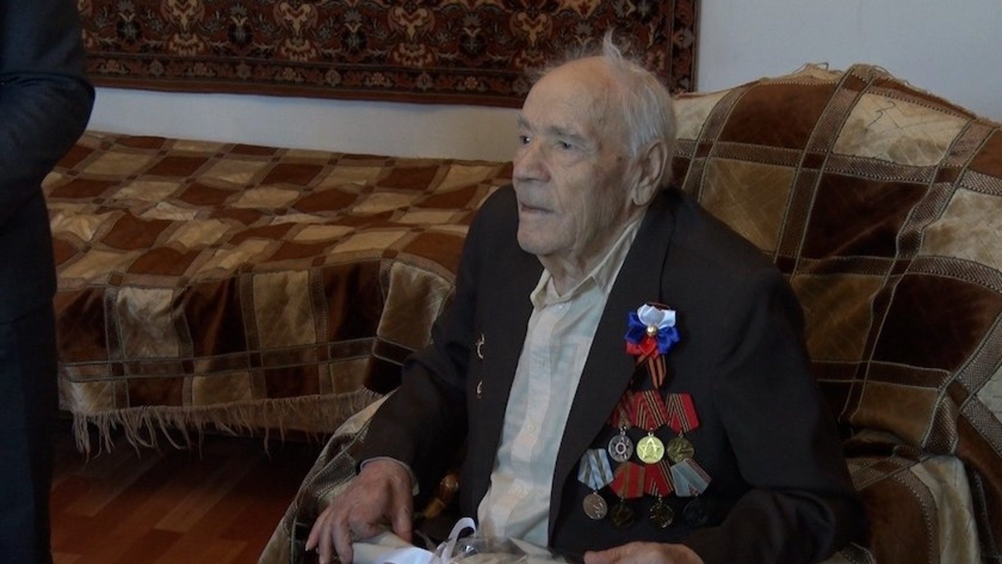 Еще одна медаль в честь 80-летия Победы вручена ветерану из Благовещенска