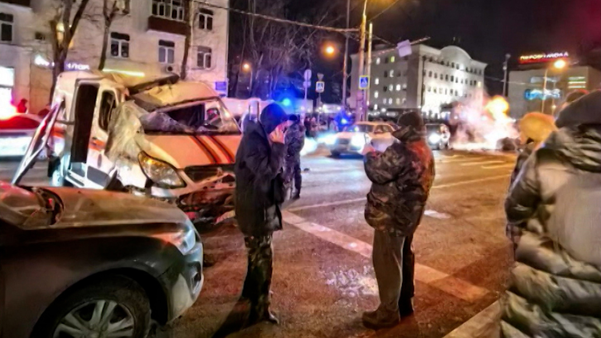 На востоке Москвы легковой автомобиль столкнулся с микроавтобусом МЧС