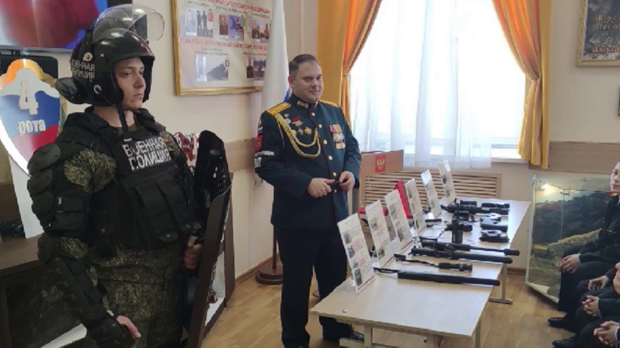 Сотрудники военной полиции ЦВО провели "Урок мужества" для суворовцев