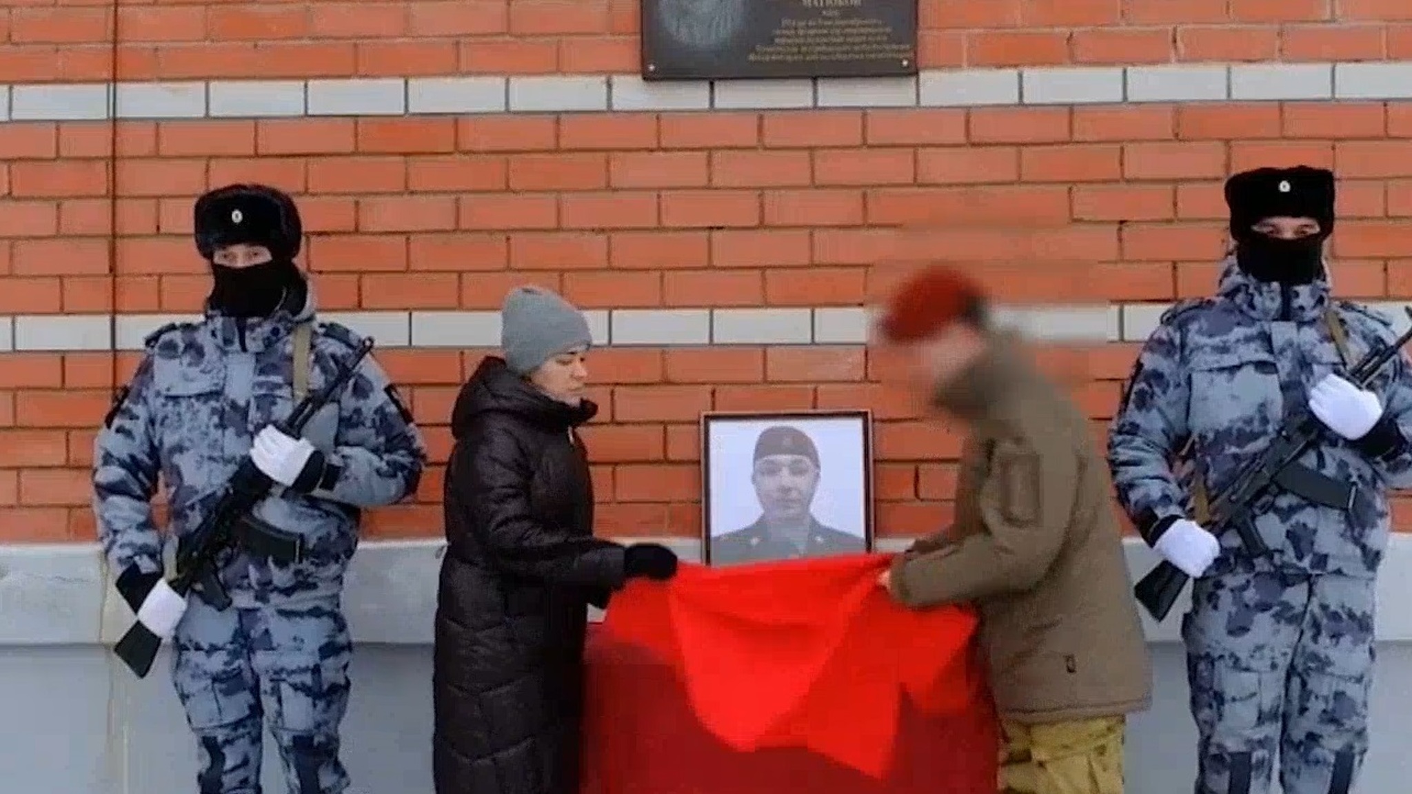 На стене дома в Семёновке установили доску в память об участнике СВО Александре Матюкове