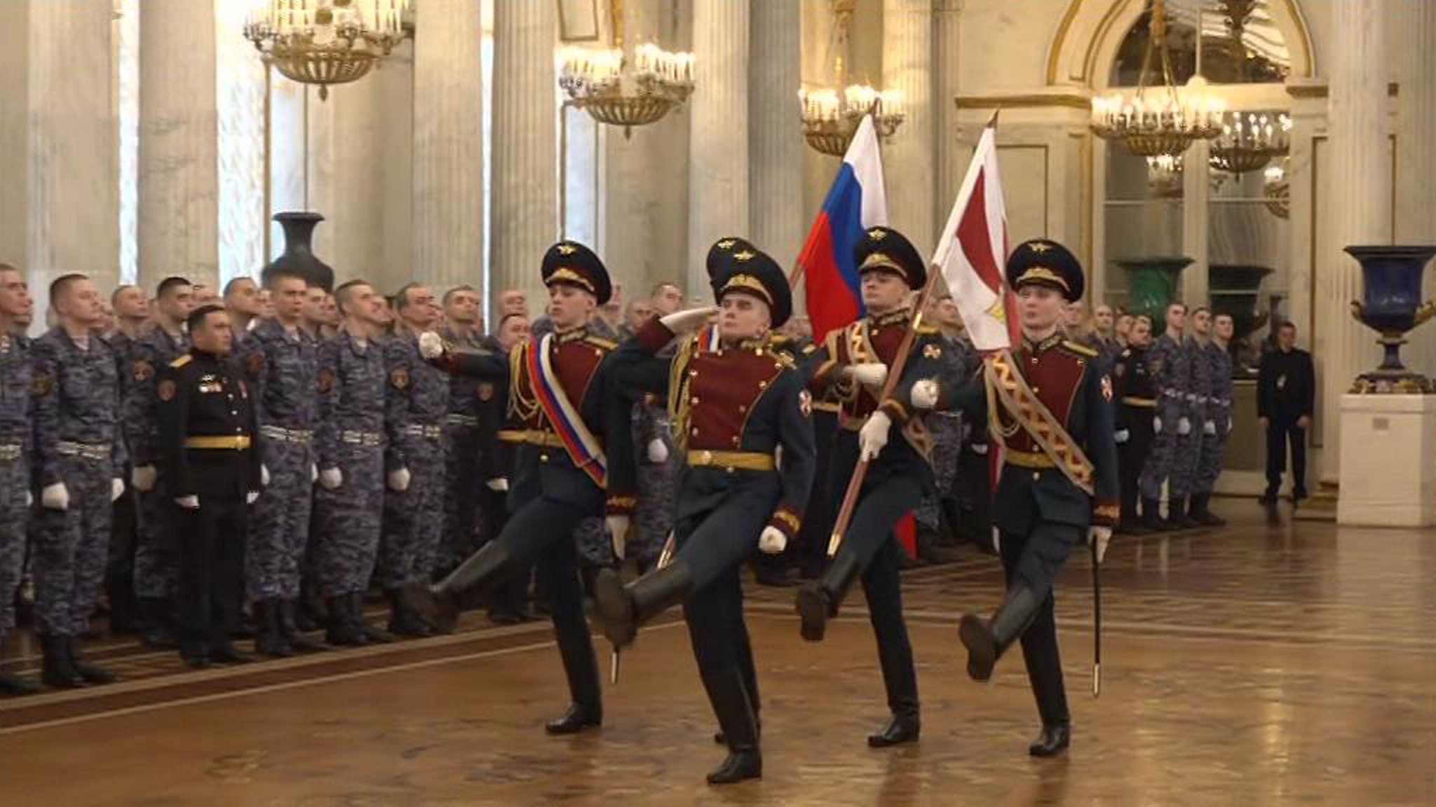 Сотрудникам Росгвардии вручили награды в Георгиевском зале Зимнего дворца