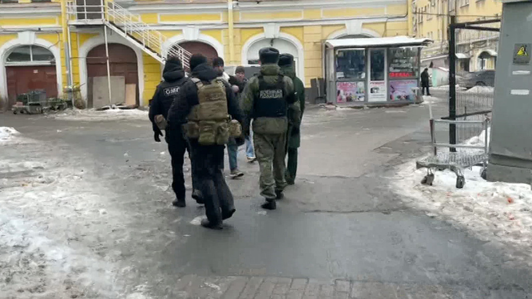 На Сенном рынке в Петербурге прошел рейд военных следователей