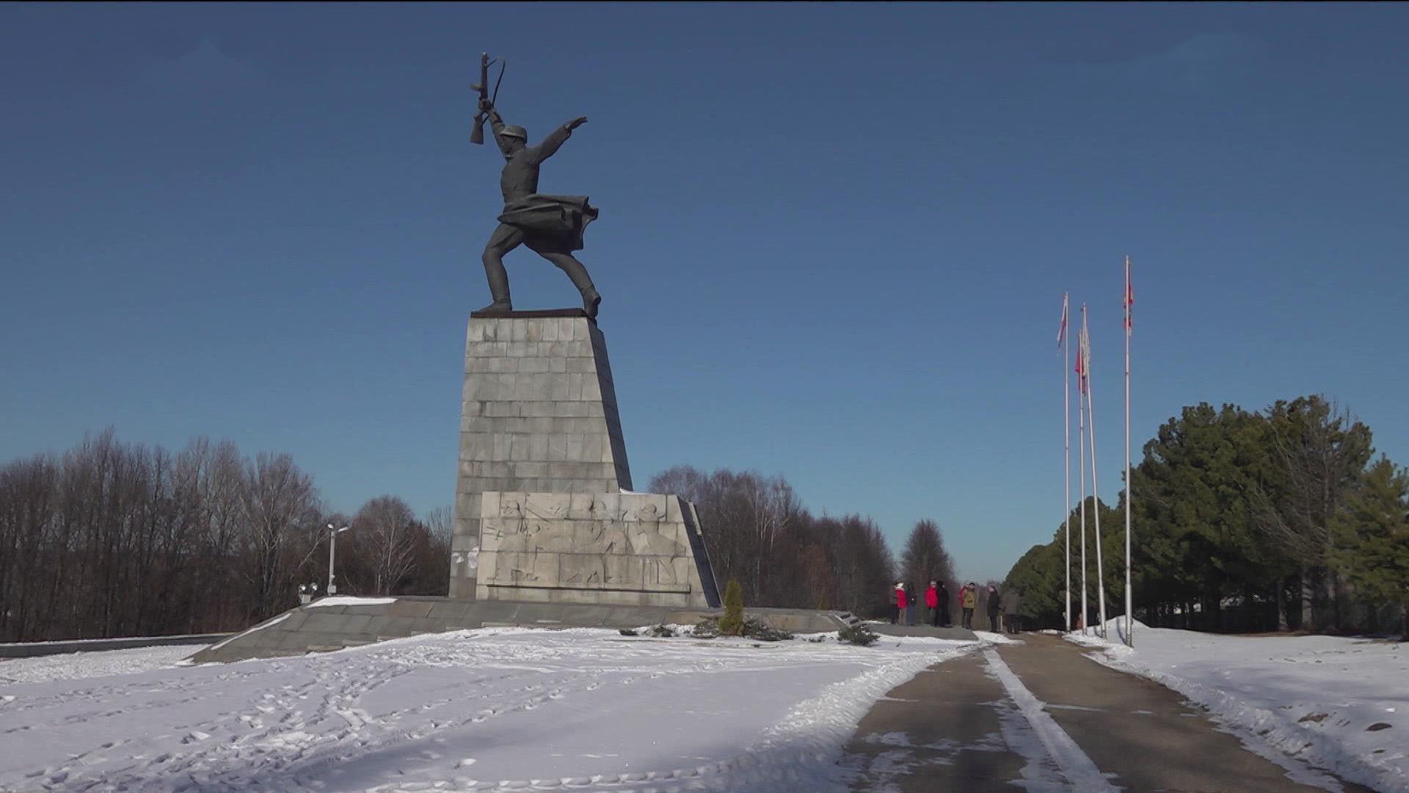 Жители подмосковной Яхромы пытаются спасти памятник советским солдатам