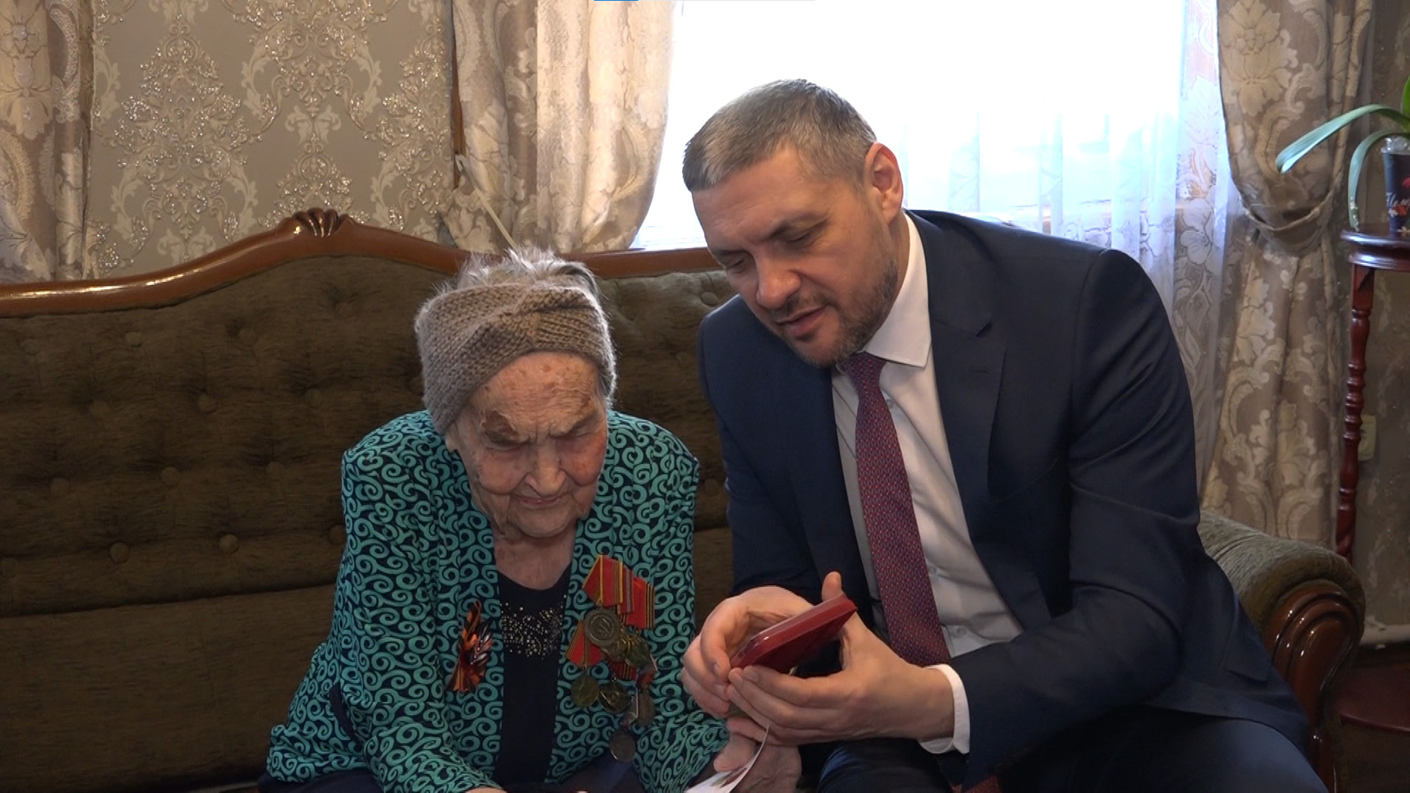 Губернатор Забайкалья вручил юбилейную медаль к 80-летию Победы ветерану Анне Федоровне Пановой