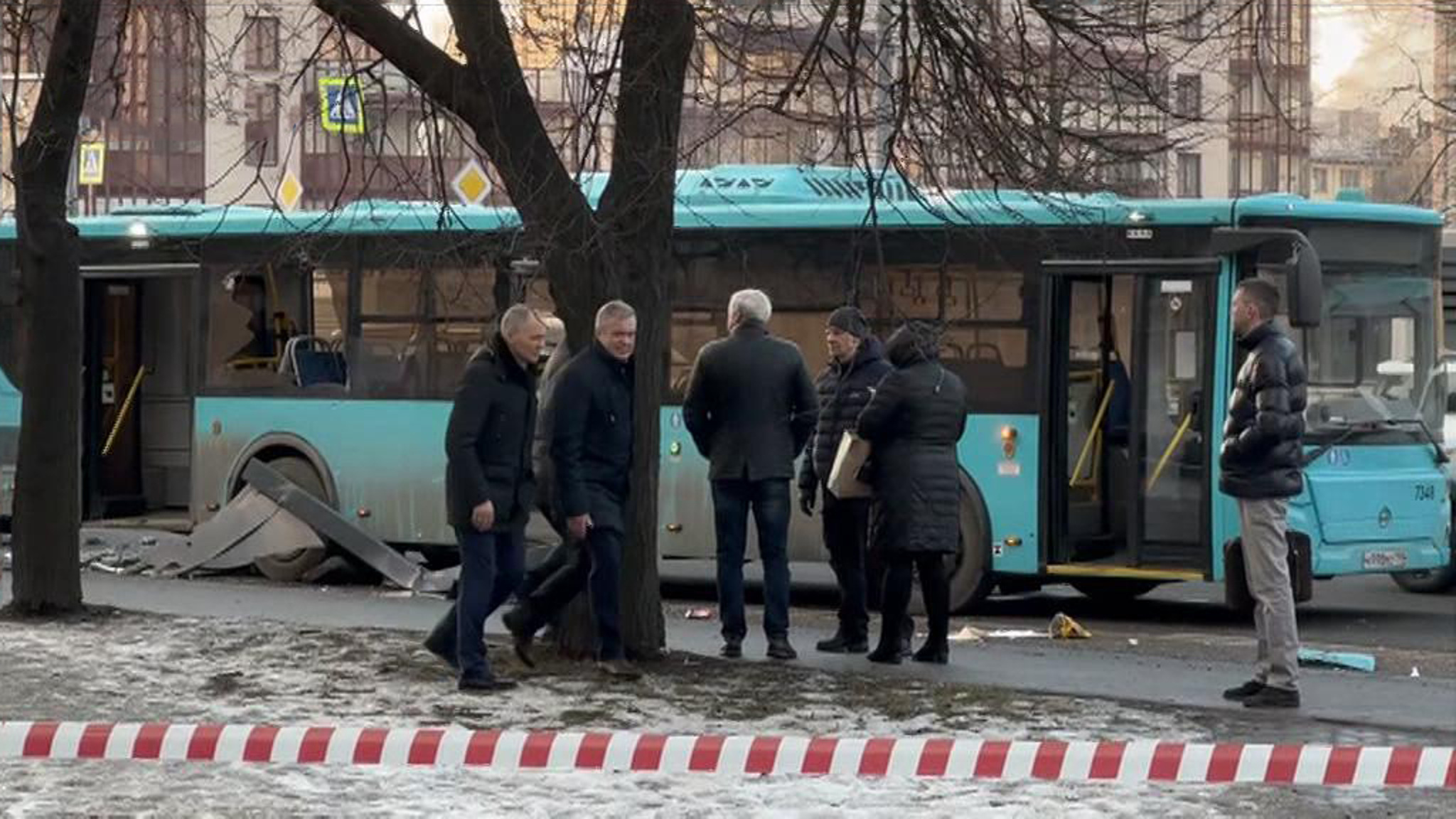 Автобус протаранил несколько автомобилей и влетел в остановку в Санкт-Петербурге