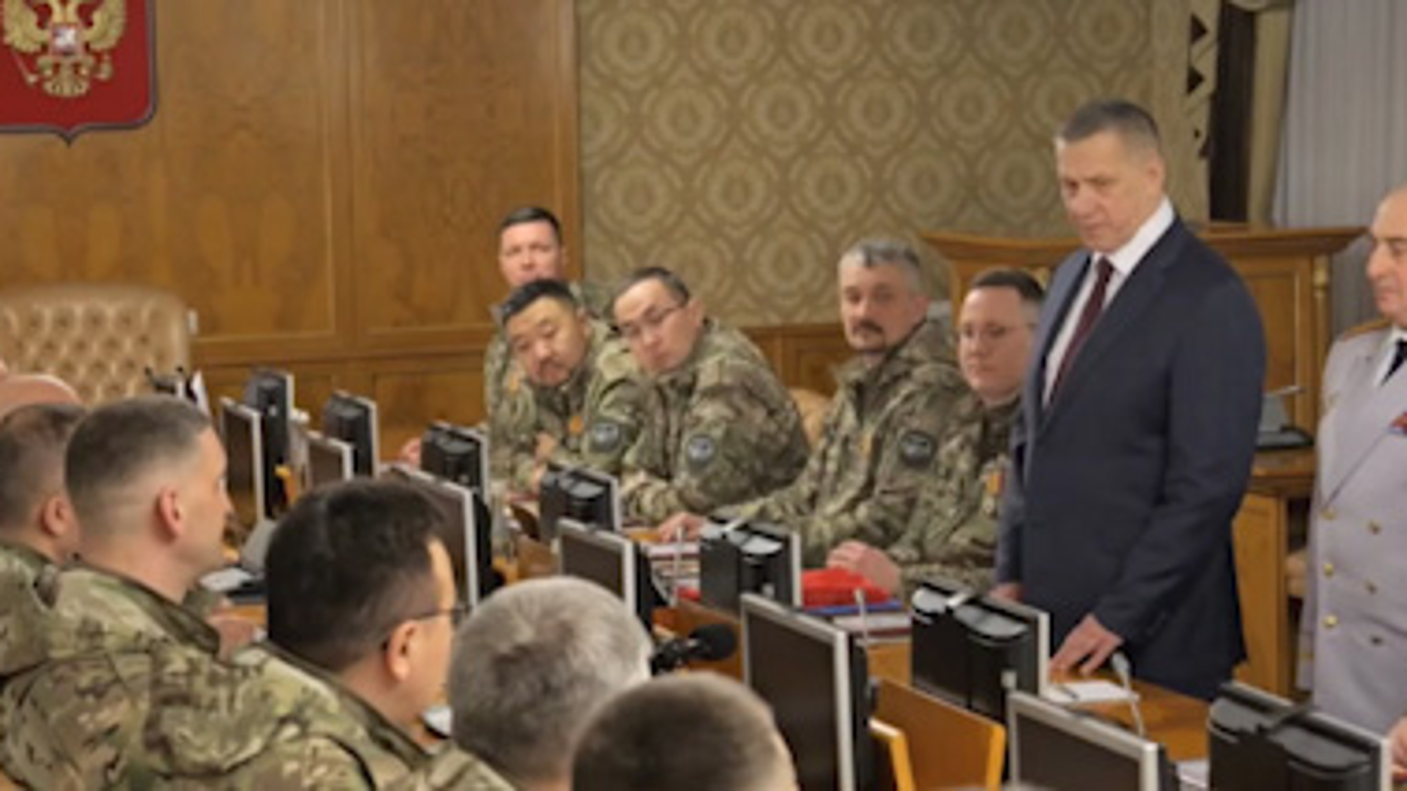 Полпред ДФО Юрий Трутнев провёл встречу с добровольцами-госслужащими, которые вернулись с СВО