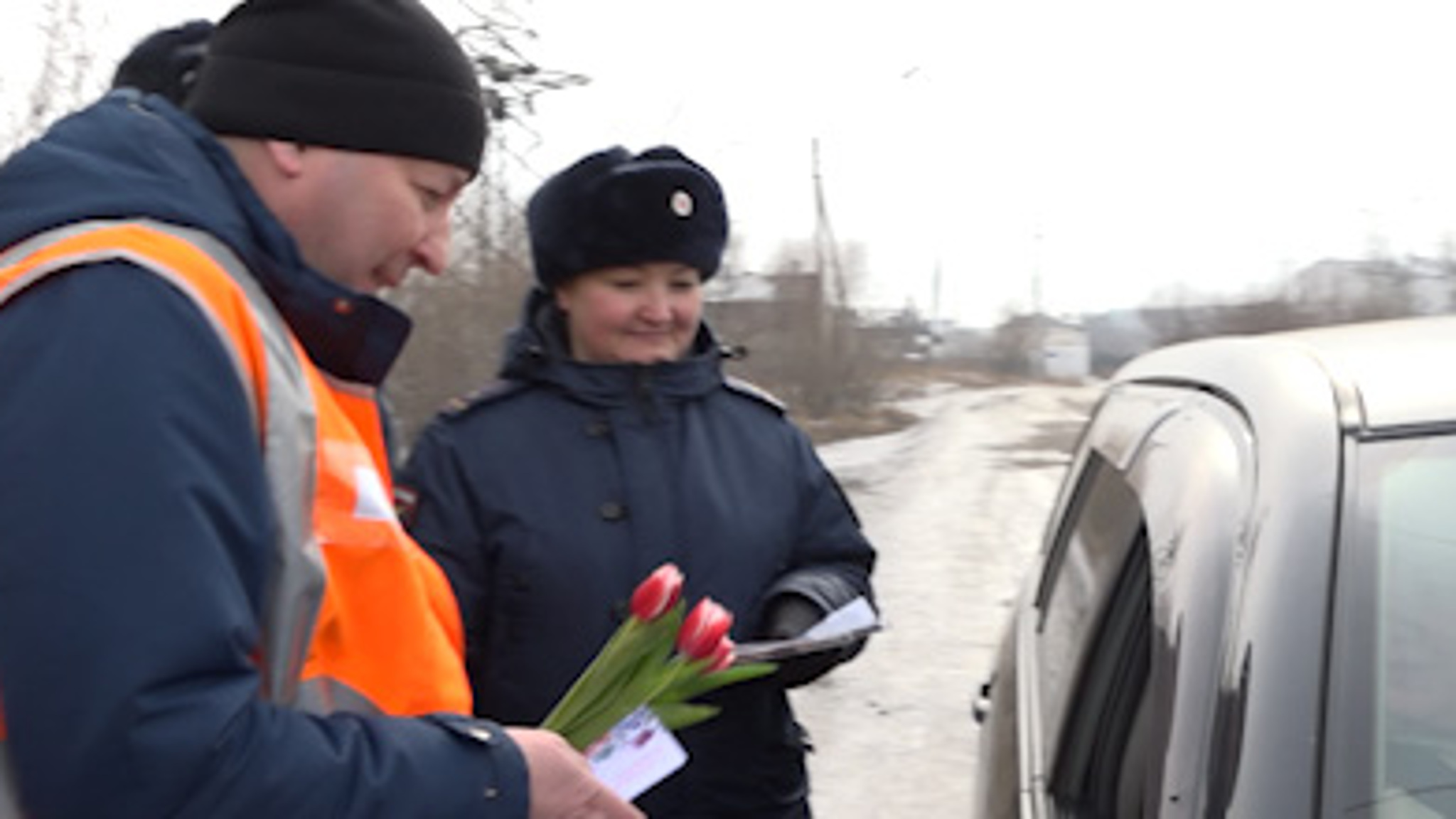 В рамках акции «Тюльпановый переезд» сотрудники ЗабЖД напомнили женщинам-автомобилистам о соблюдении ПДД
