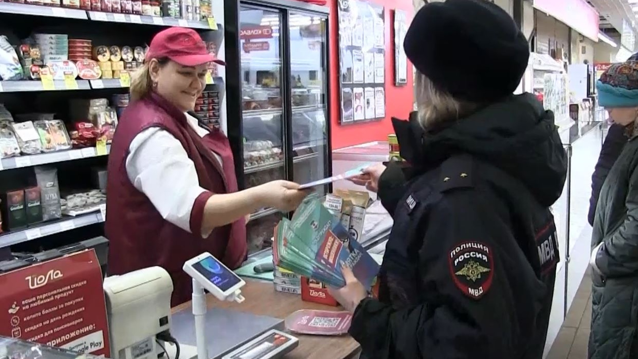 Полицейские поздравили йошкаролинок с 8 Марта и предупредили о мошенниках