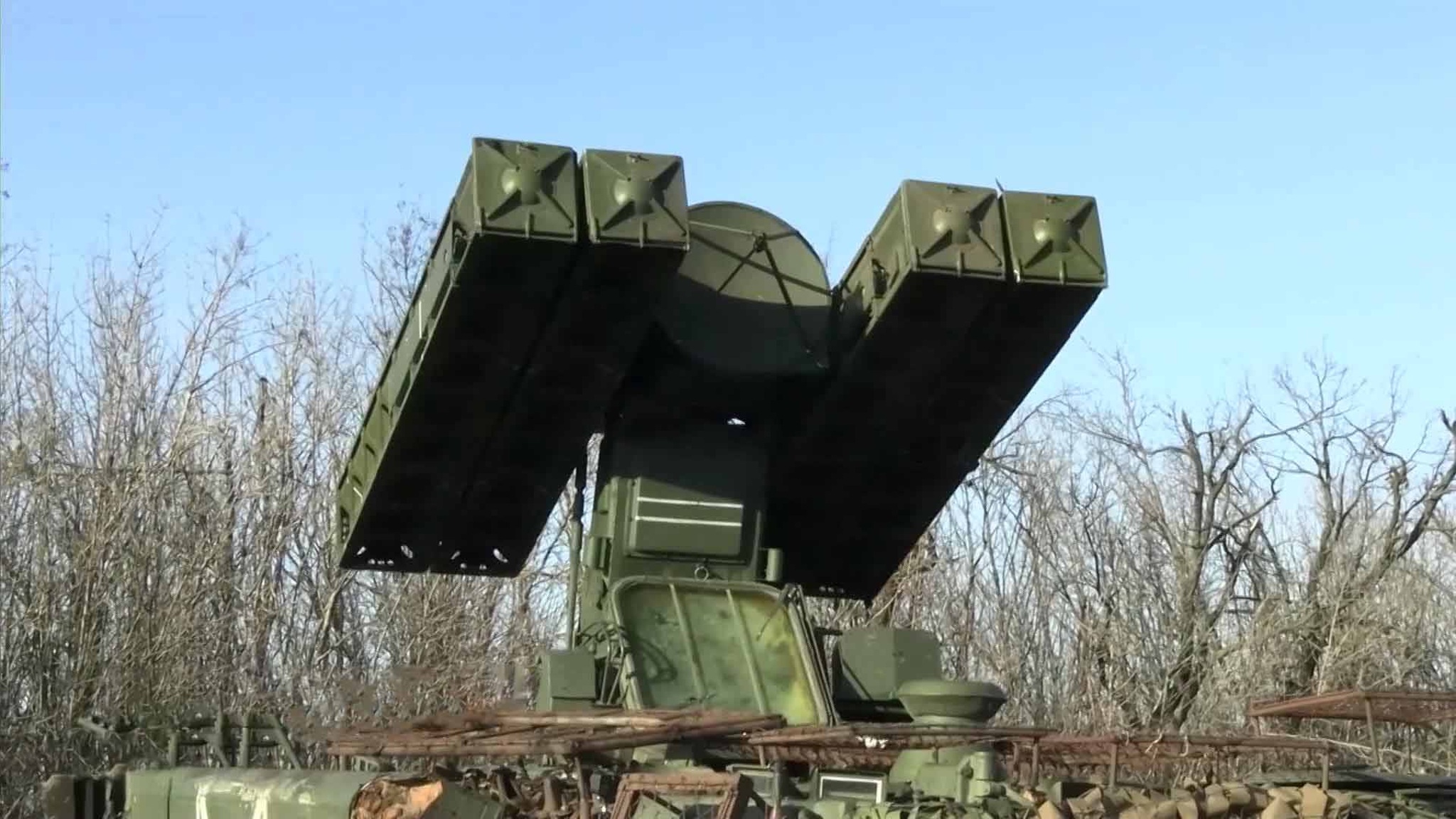 ЗРК "Бук" и "Стрела" надежно защищают позиции ВС РФ и мирные города Донбасса