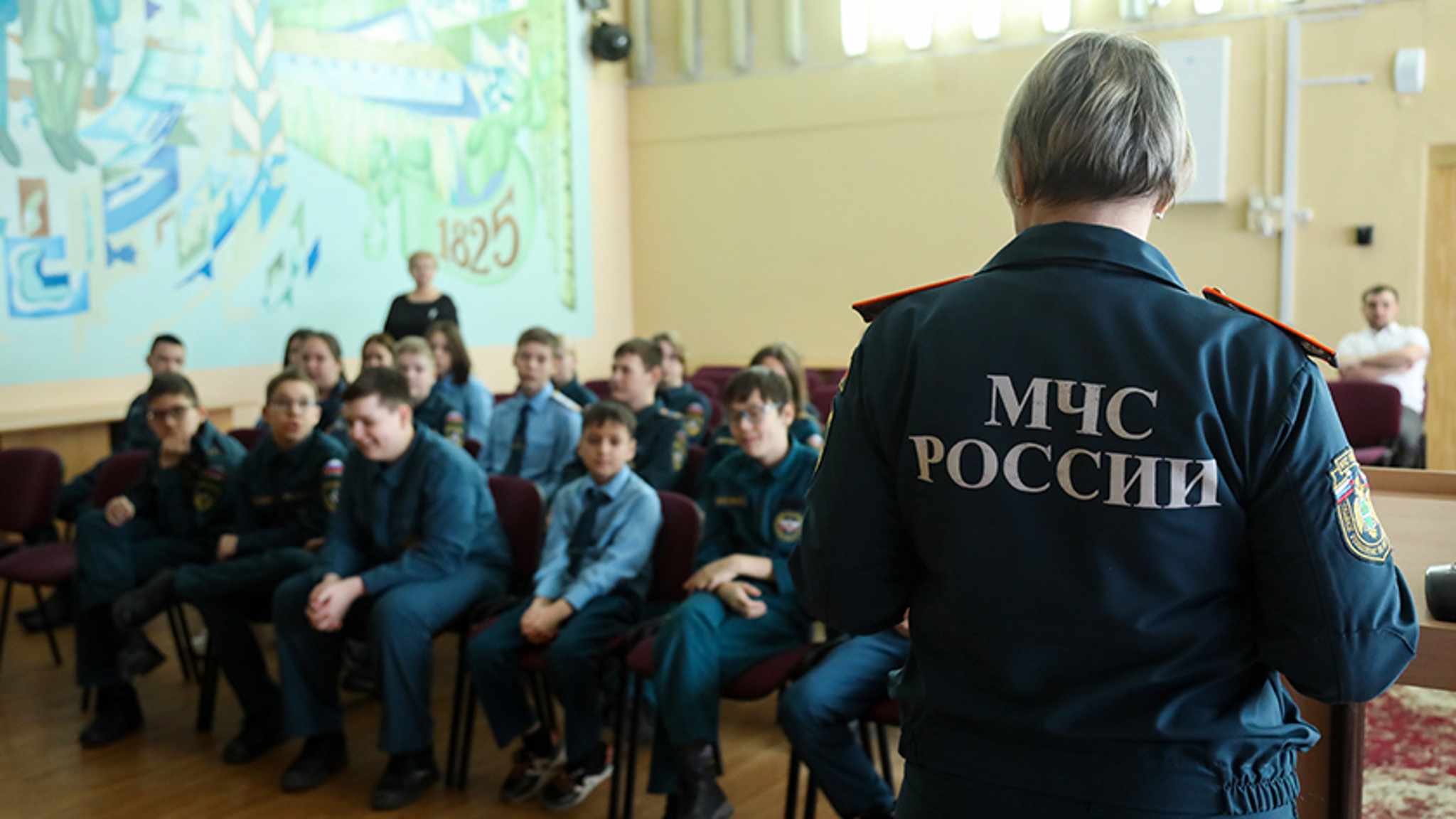 Сотрудники чрезвычайного ведомства рассказали детям, как вести себя в случае сигнала "Внимание всем!"