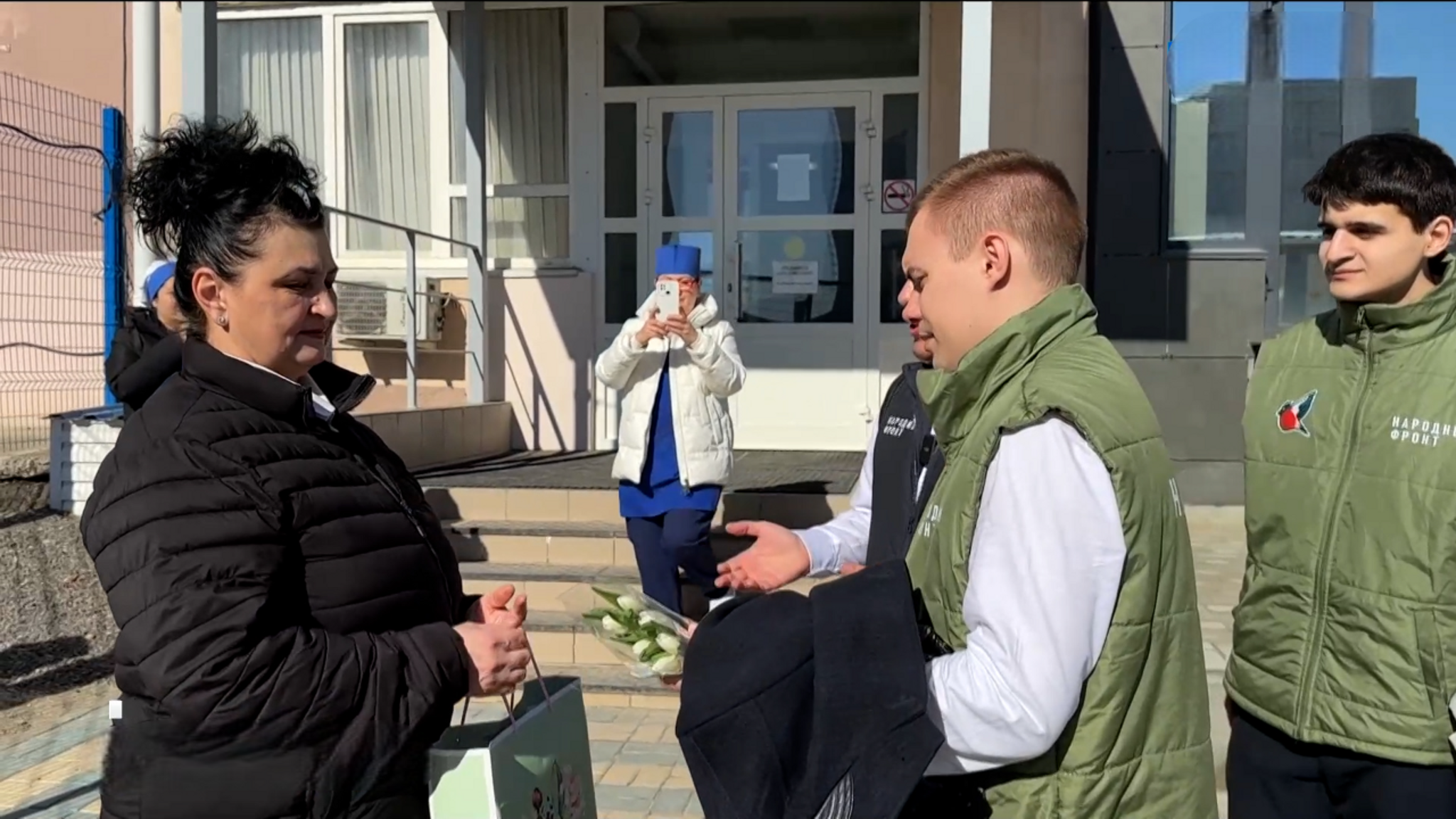 Молодежка Народного фронта поздравляет волгоградок, которые помогают стране и передовой