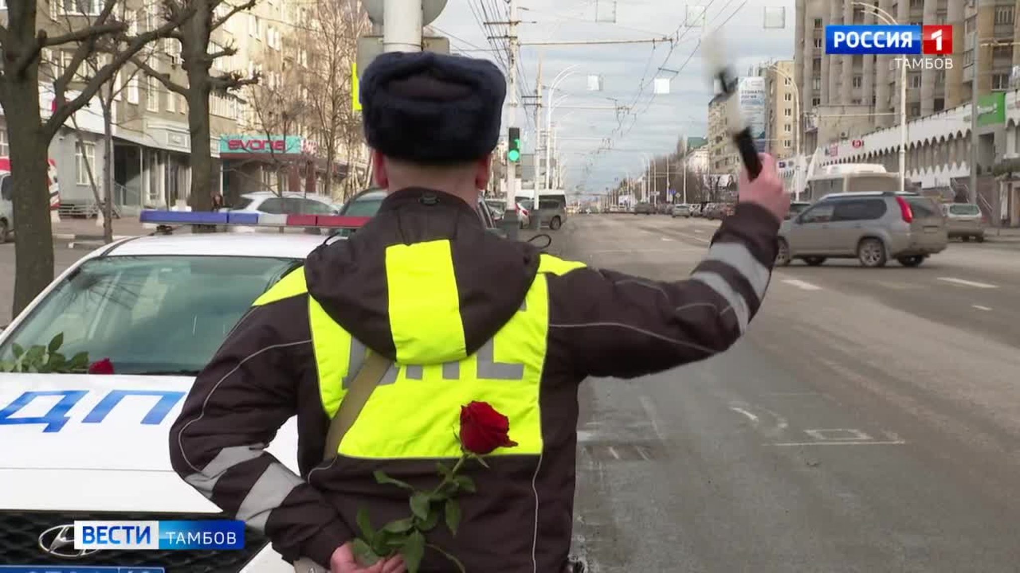 Тамбовские инспекторы ДПС поздравили автоледи с весенним праздником