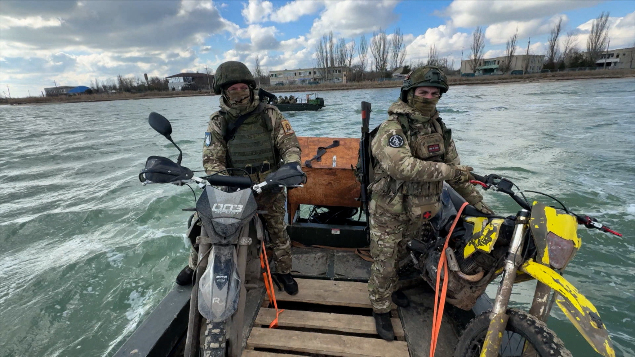 Подразделения группировки "Днепр" оттачивают навыки высадки морского десанта