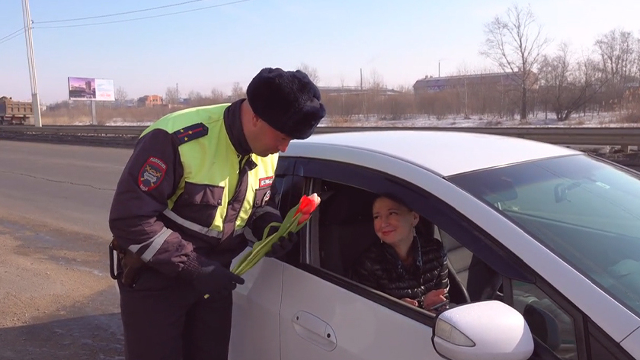 В Благовещенске автоледи получили цветы от Госавтоинспекторов