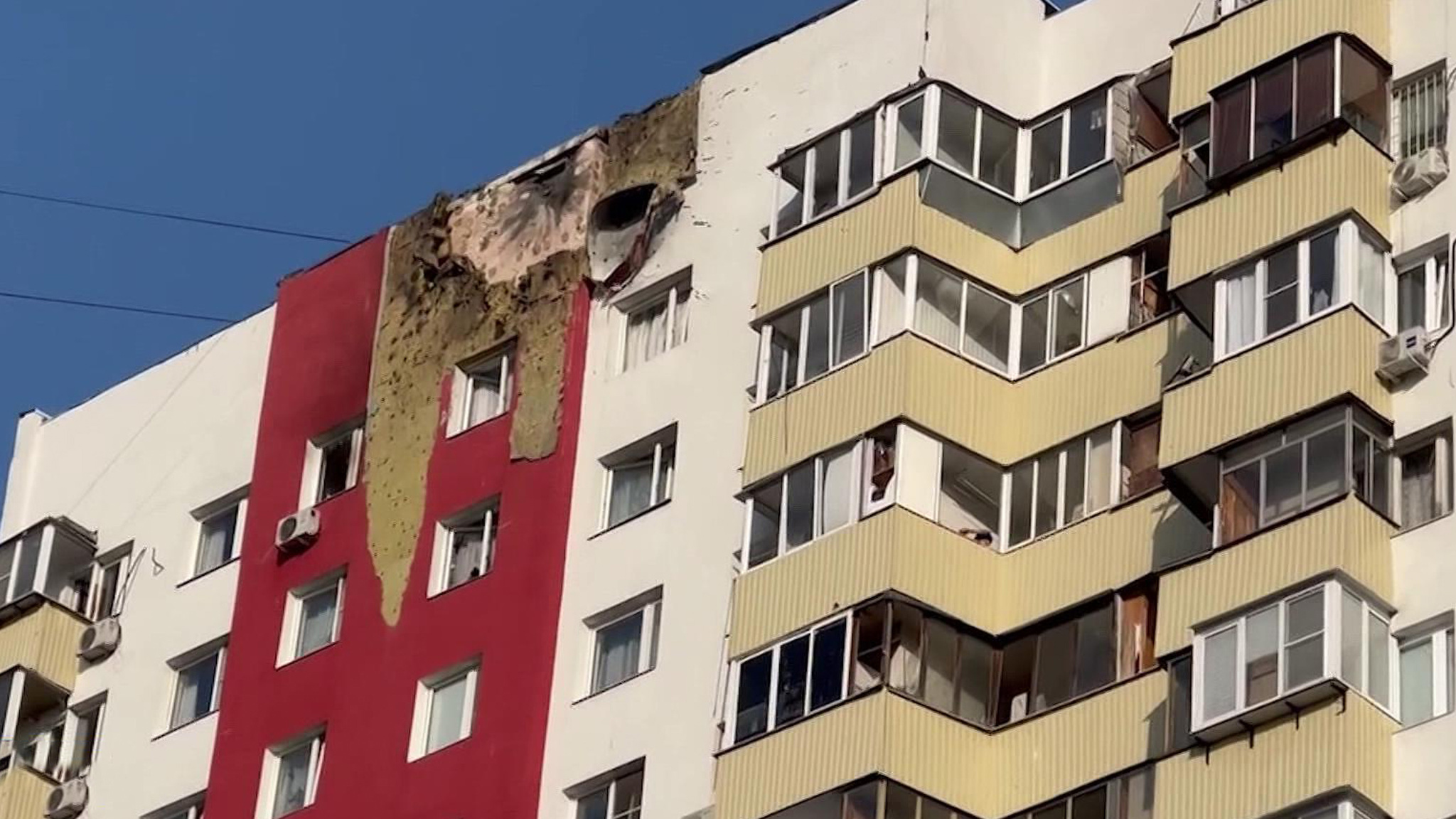 На Домодедовской улице Москвы устраняют последствия падения беспилотника