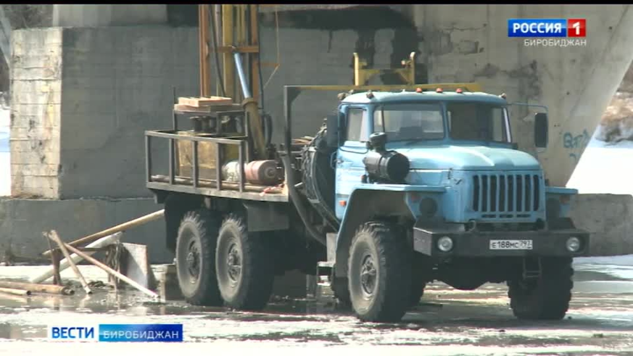 В Биробиджане начали бурить скважины у опор старого моста через Биру