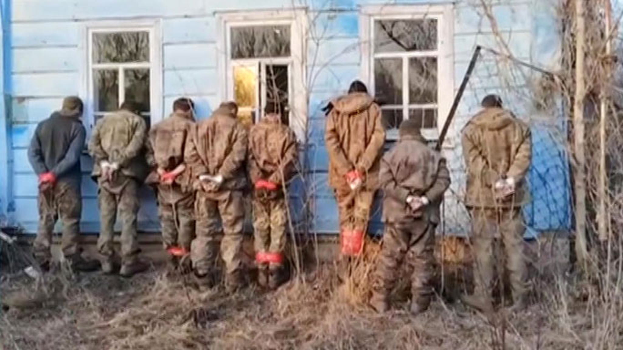Украинские боевики массово сдаются в плен в Курской области