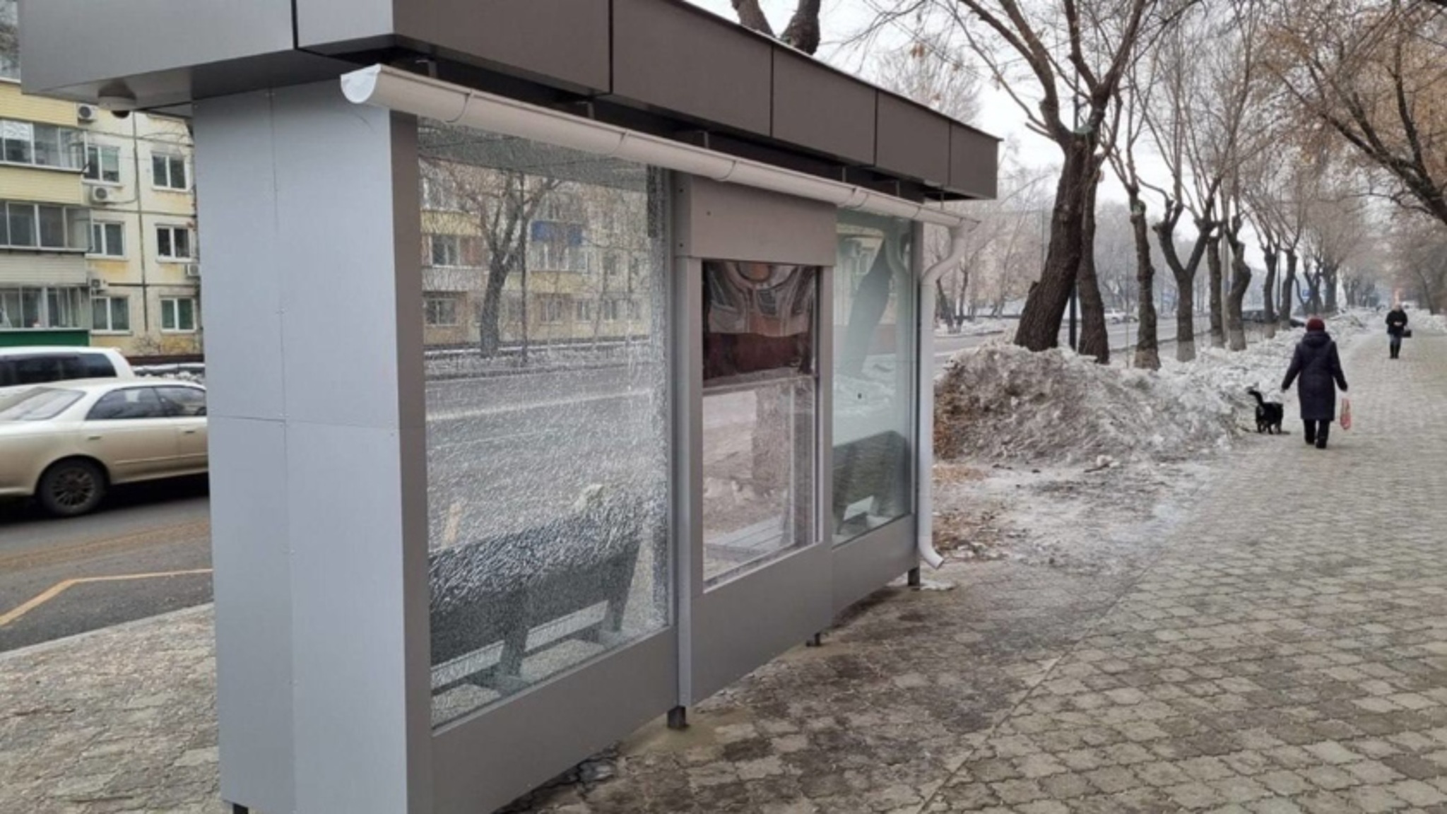 В областном центре от рук вандала пострадала автобусная остановка