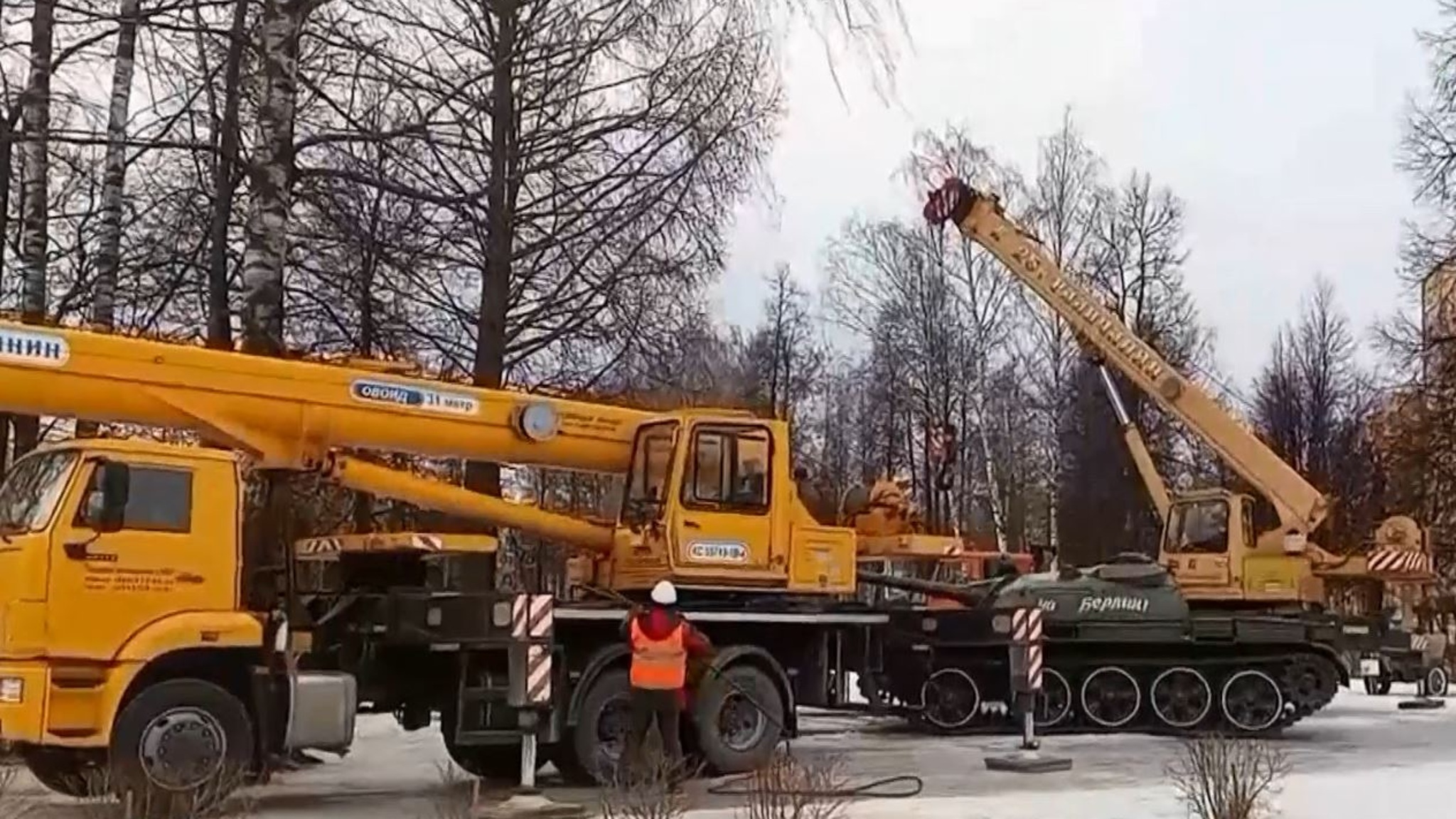 Танк Т-55 увезли из йошкар-олинского парка Победы