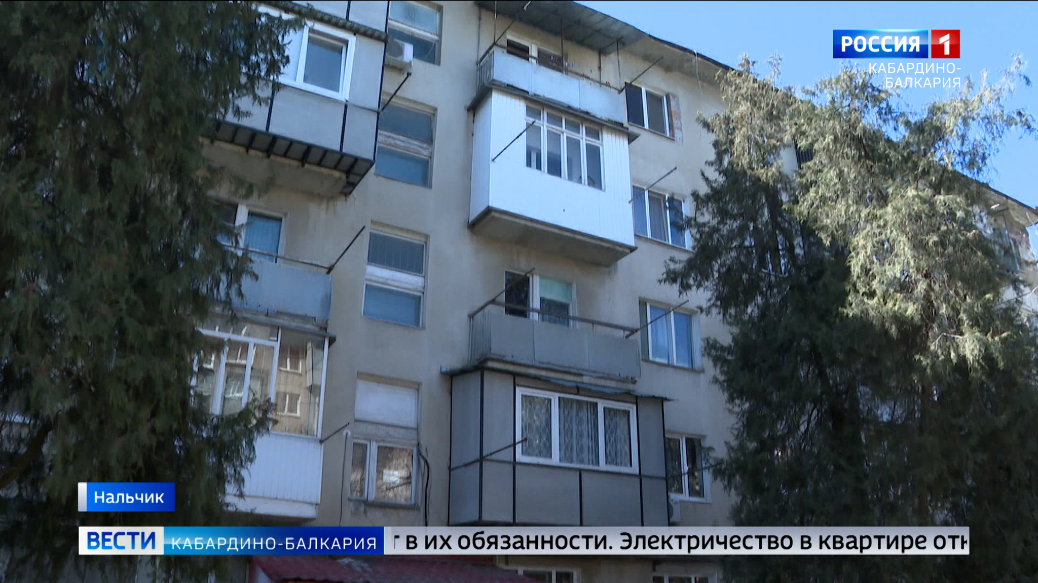 В Нальчике у дома №23 по улице Ватутина протекает крыша